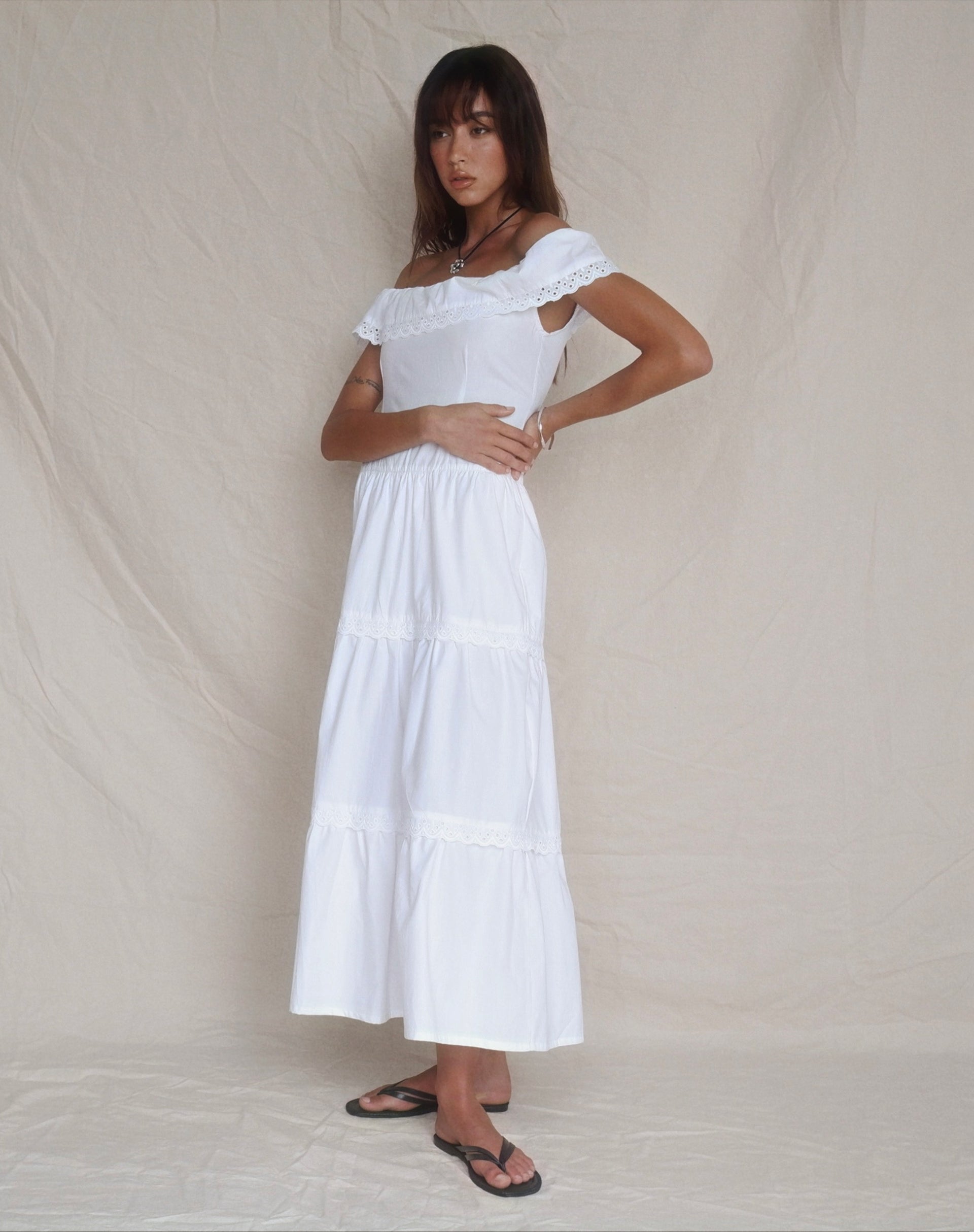 Afbeelding van Helpa Gestippelde Bardot Maxi Dress in Wit