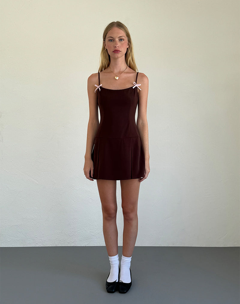 Afbeelding van Calilia Cami Dress in Bitter Chocolate met Roze Strikjes