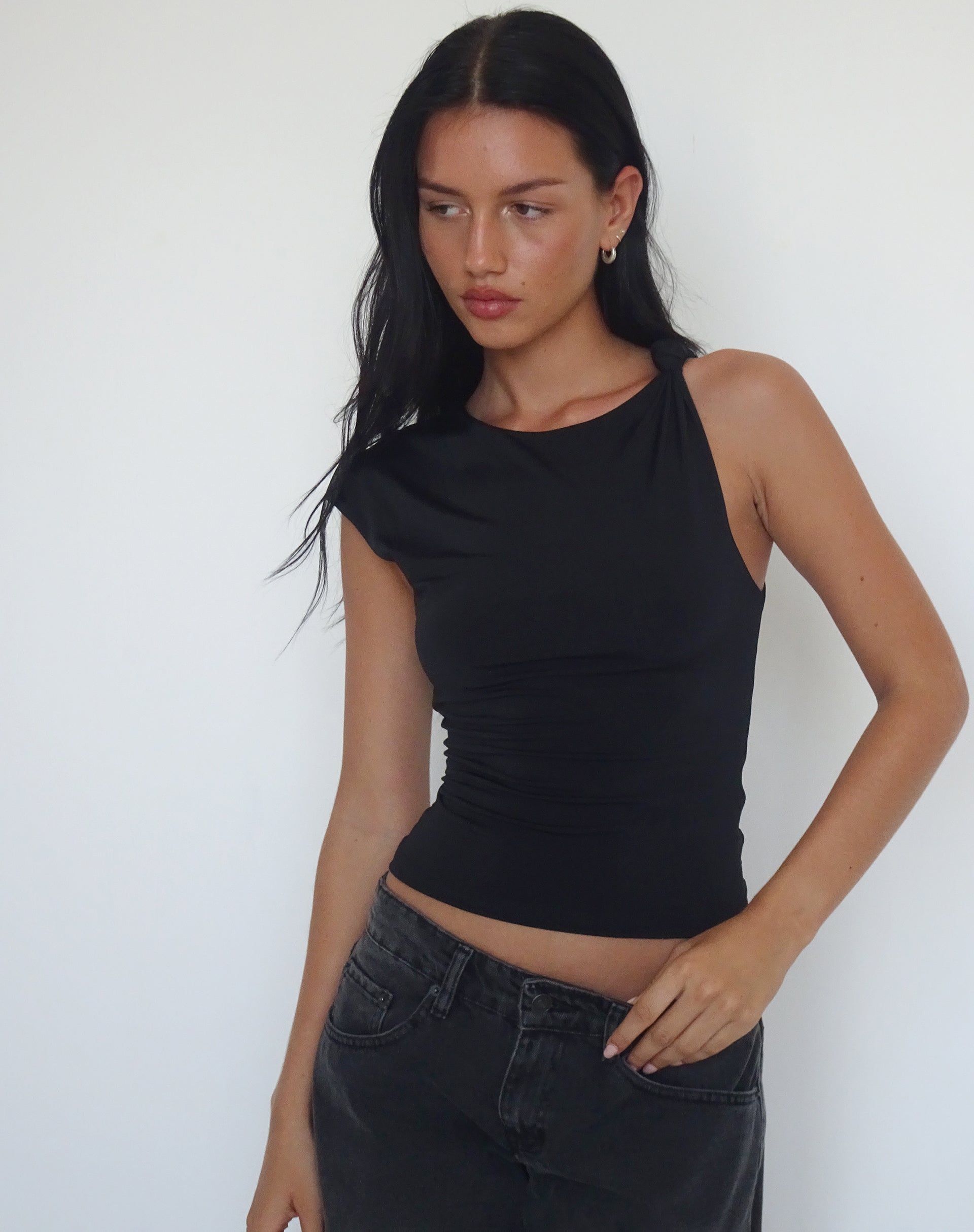 Afbeelding van Cambrie Asymmetrische Mouwloze Top in Zwart