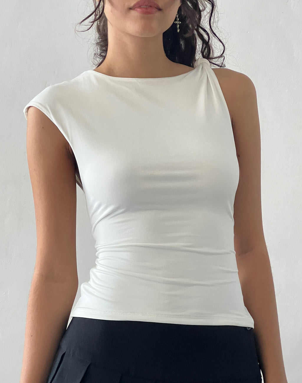 Cambrie Asymmetrische Mouwloze Top in Ivoor