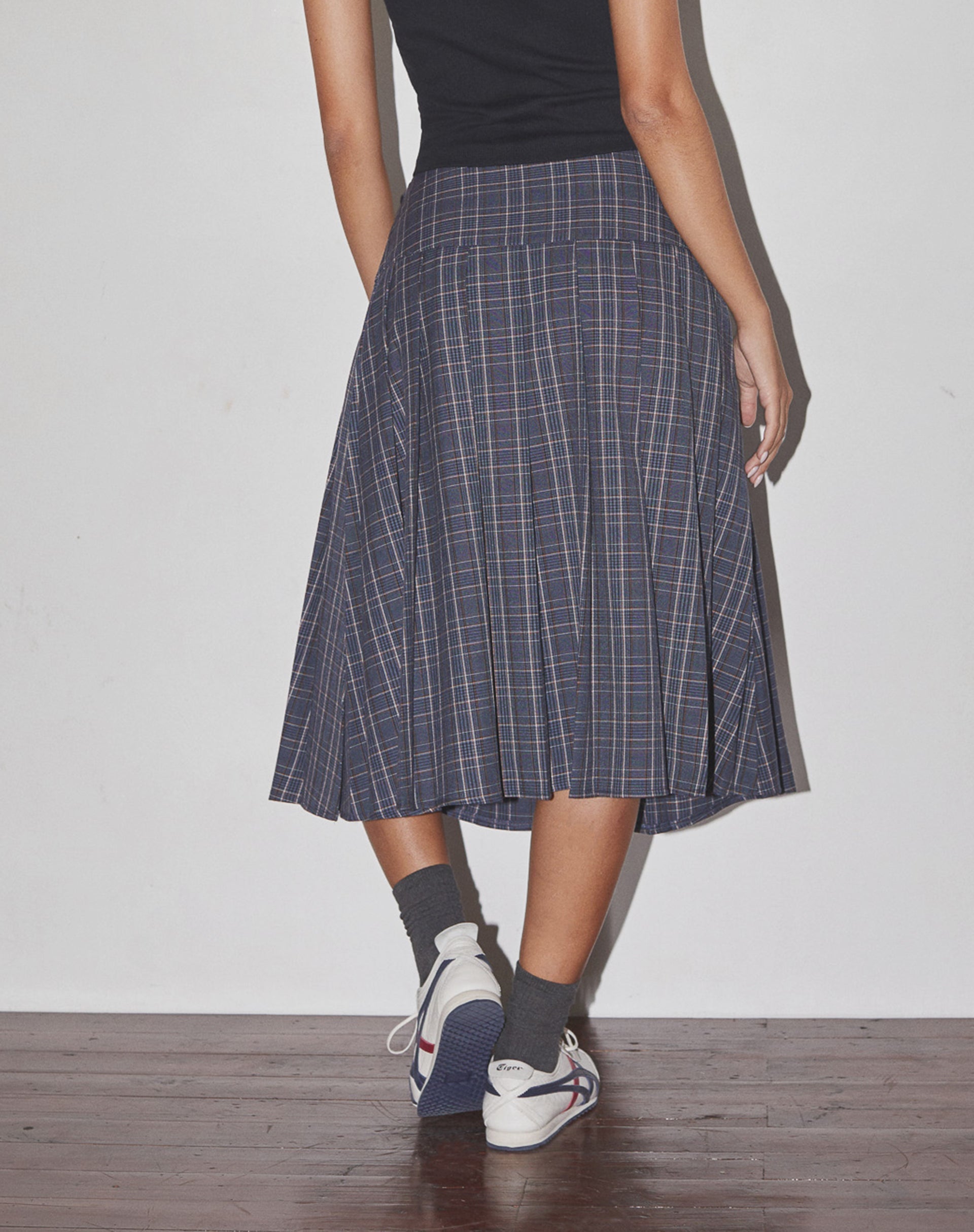 Afbeelding van Catelyn Geplooide Midi Rok in Navy Ruit