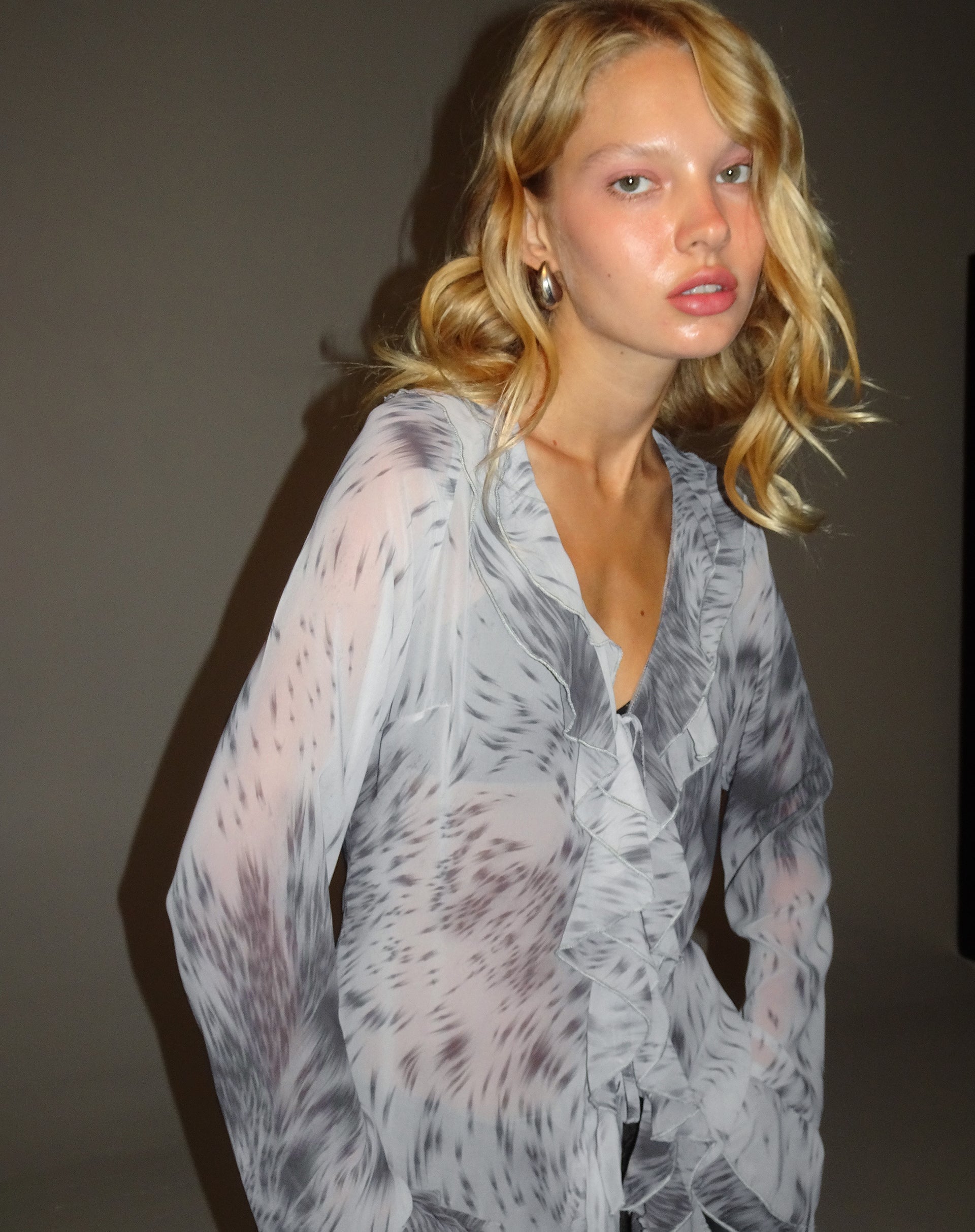 Afbeelding van Cecelia Blouse met Ruches in Vervormde Dierenprint