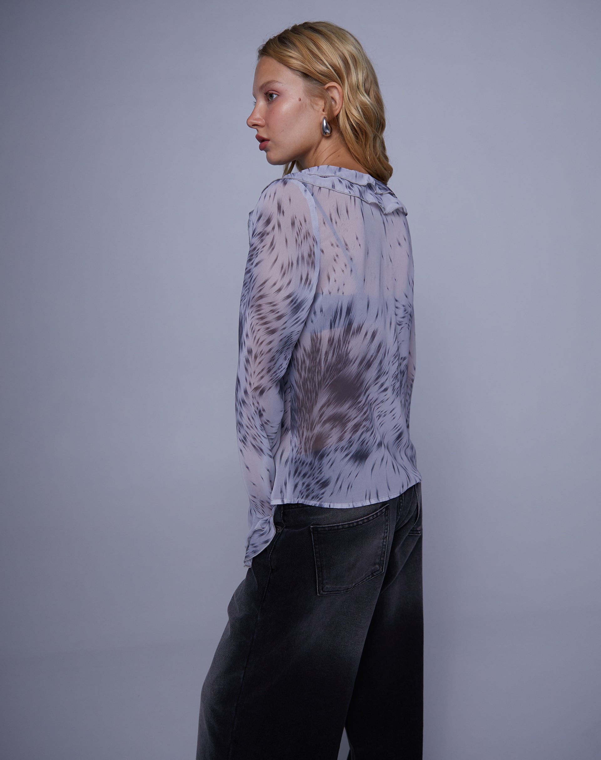 Afbeelding van Cecelia Blouse met Ruches in Vervormde Dierenprint