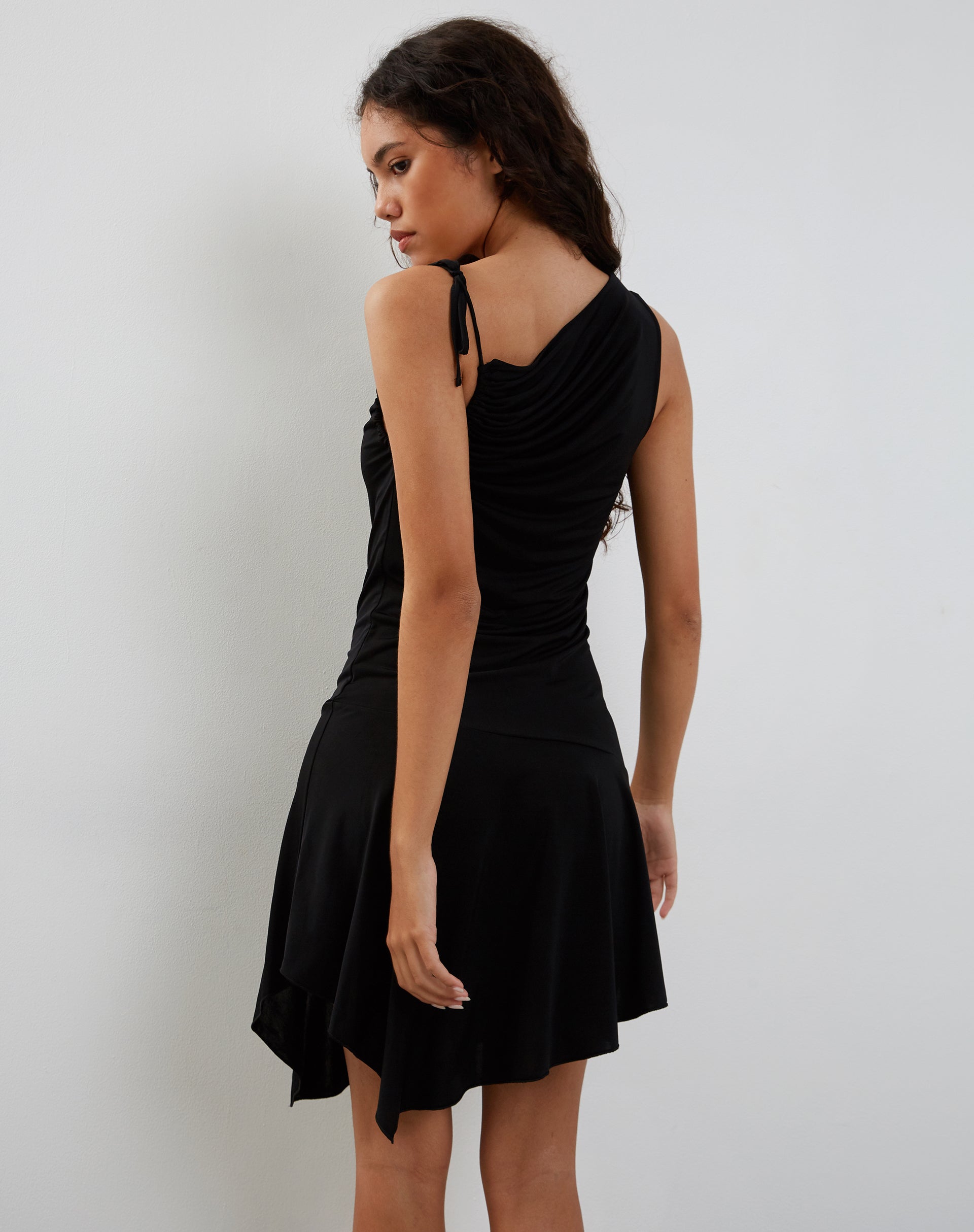 Afbeelding van Chaya Slinky Mini Jurk in Zwart