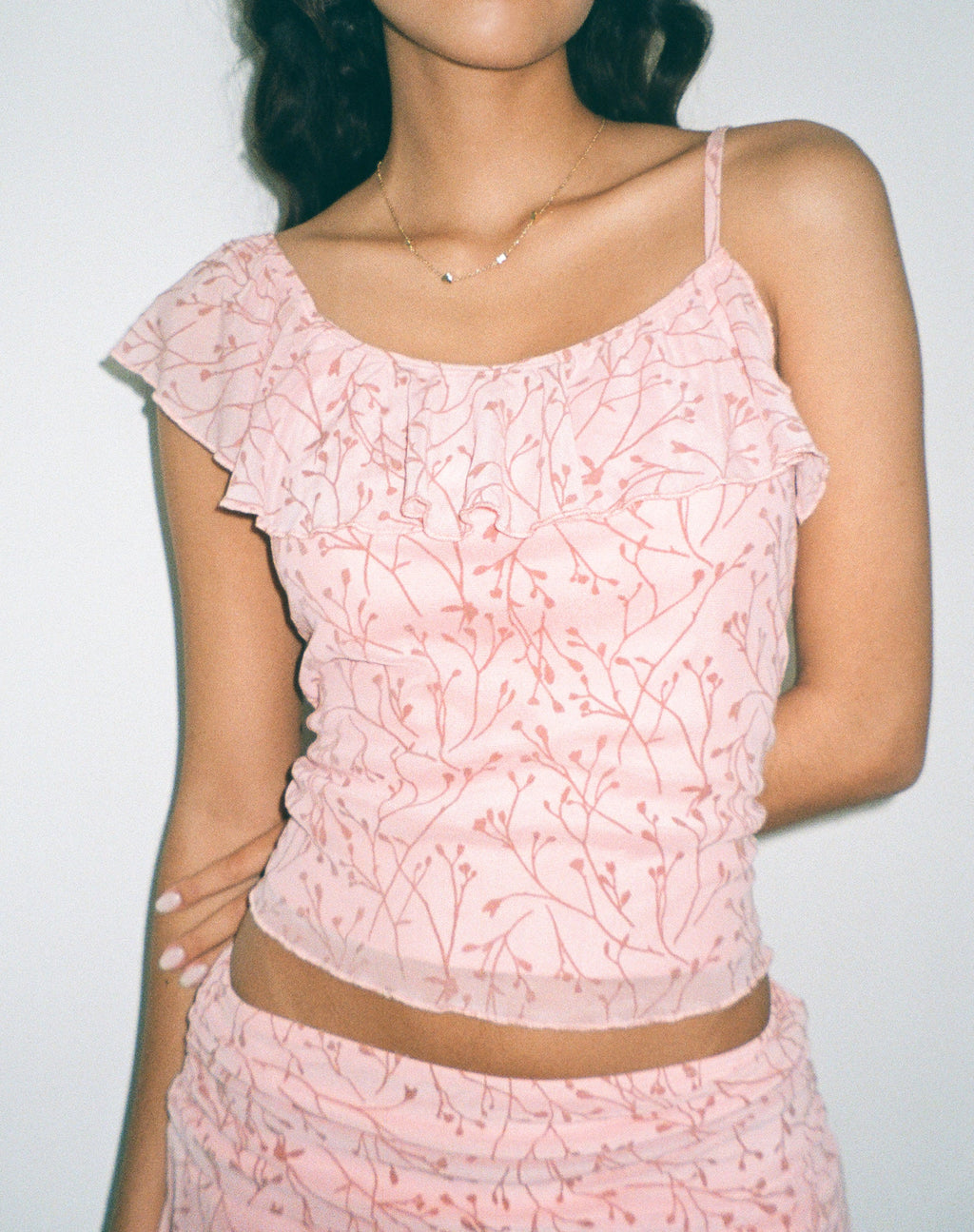 Chira Asymmetrische Cami Top in Shadow Floral Pink
