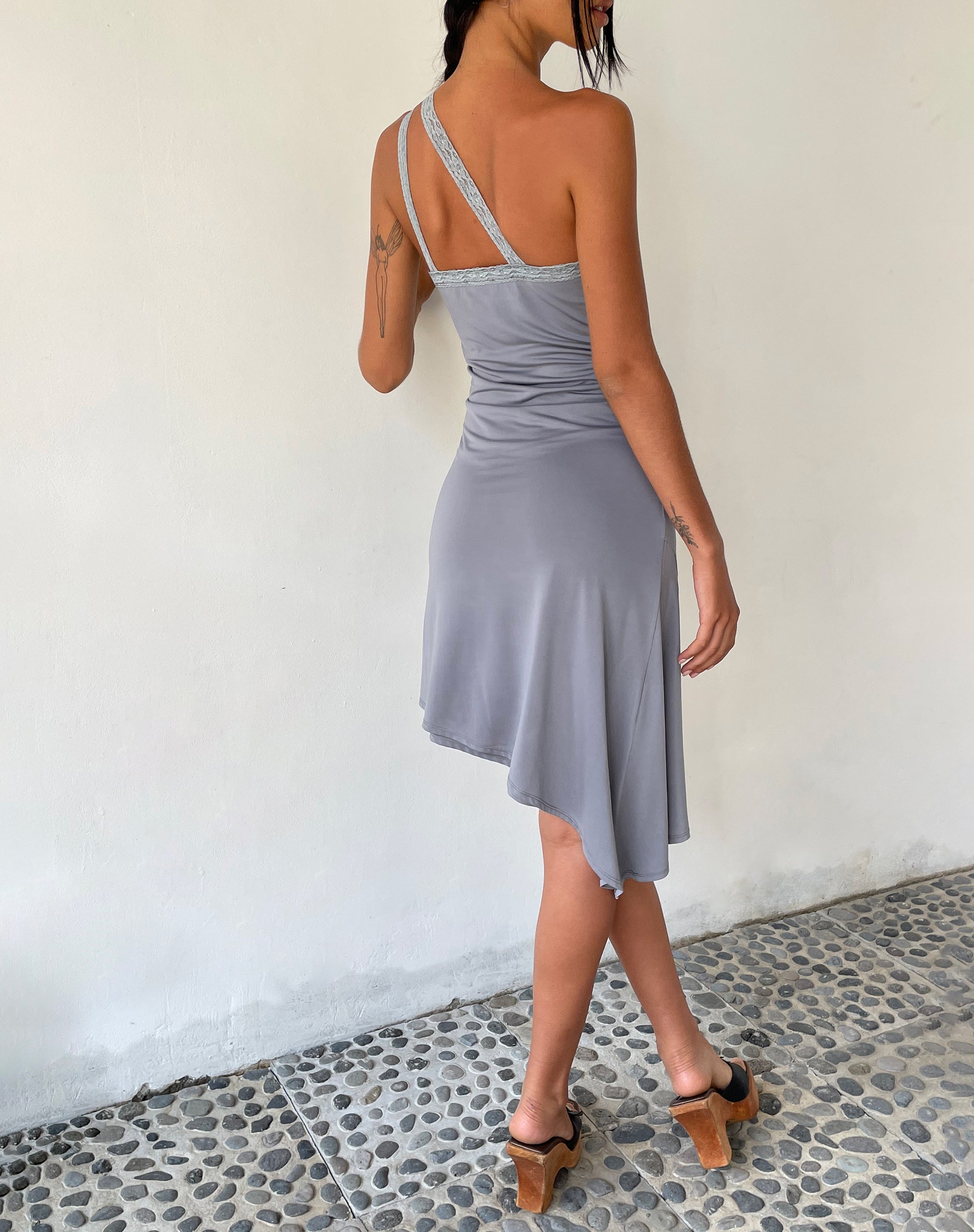 Afbeelding van MOTEL X JACQUIE Chrissy Asymmetrische Mini Dress in Slinky Grey