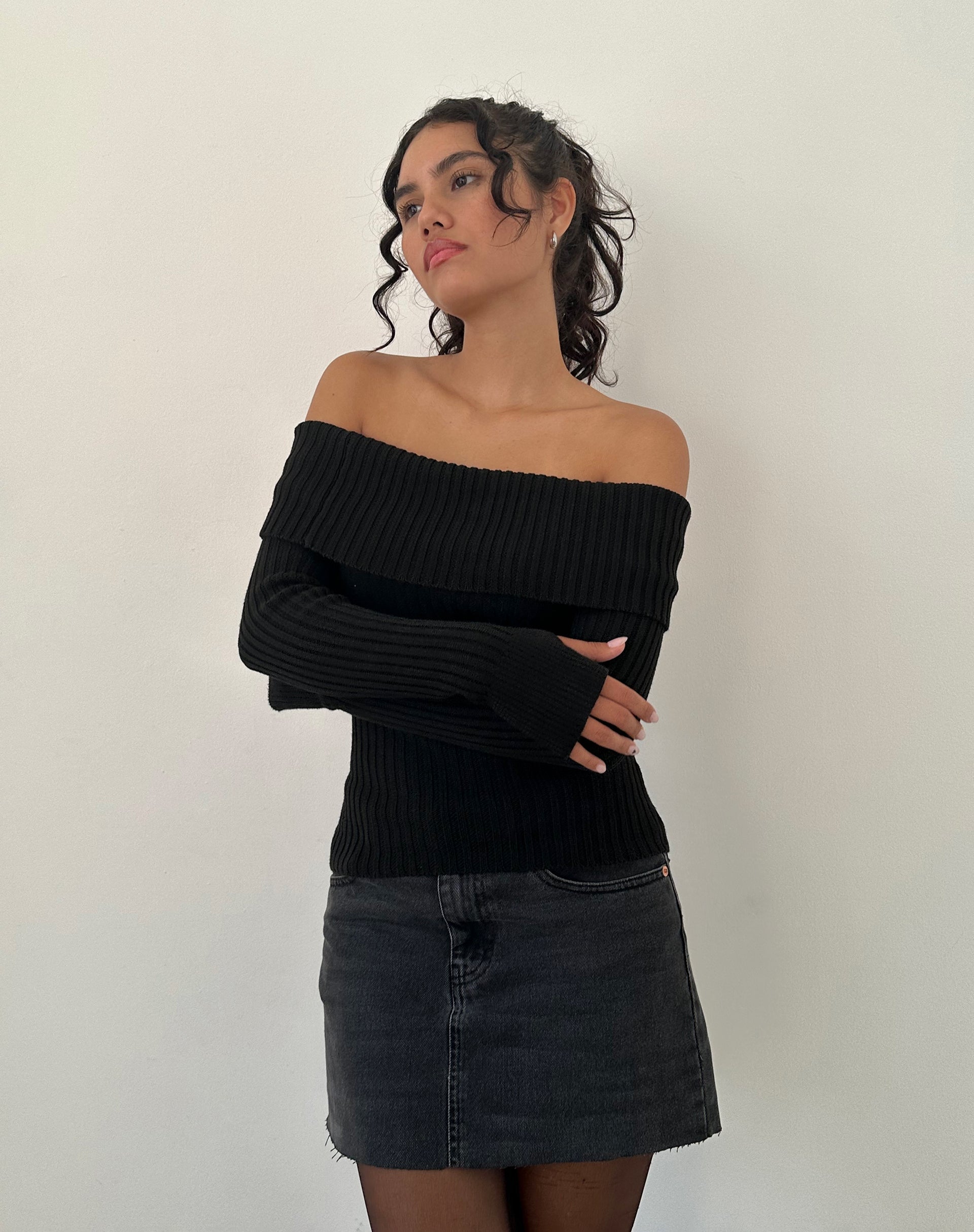 Afbeelding van Circe Off-Shoulder Gebreide Top met Lange Mouwen in Zwart