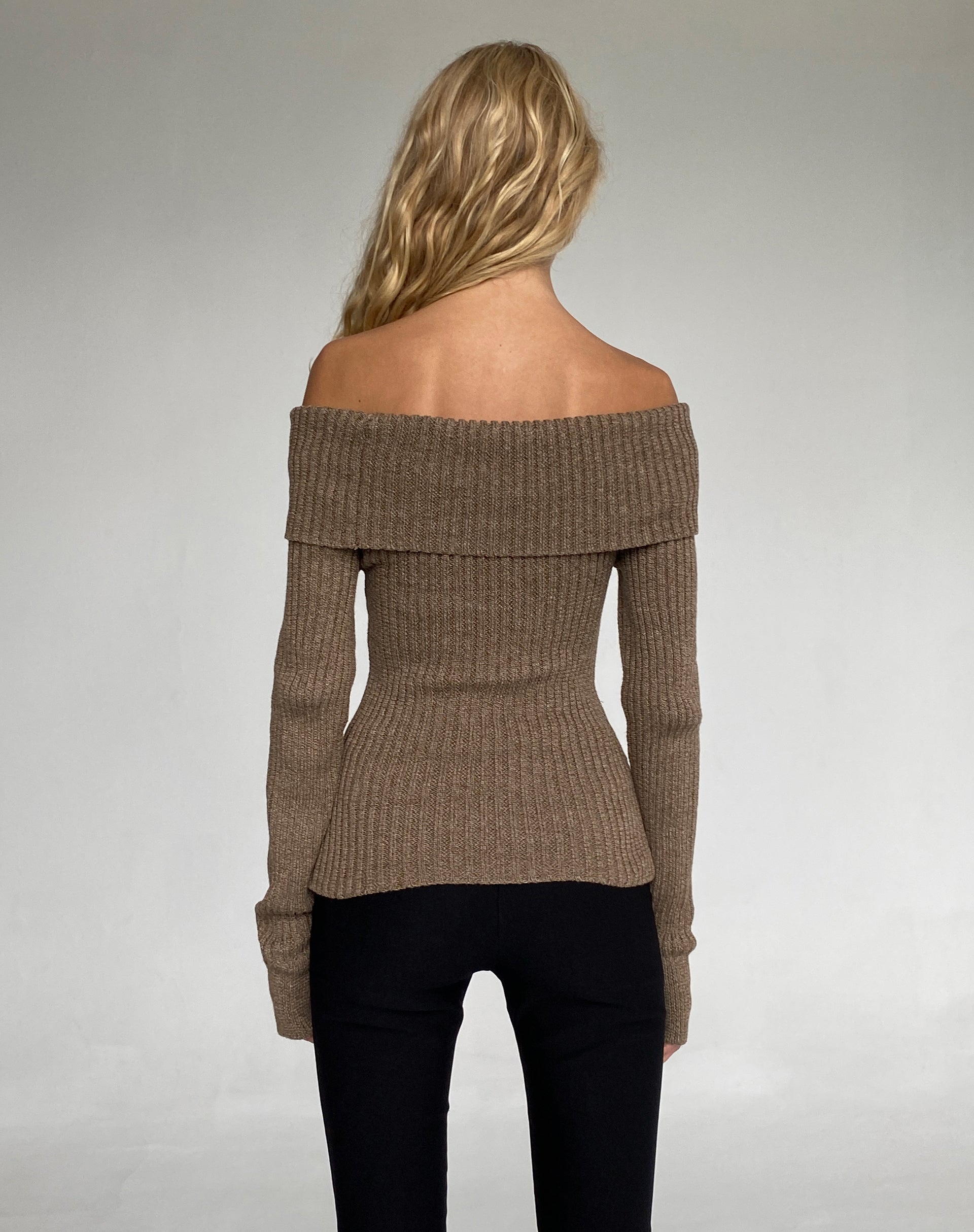 Afbeelding van Circe Off-Shoulder Gebreide Top met Lange Mouwen in Garen Bruin