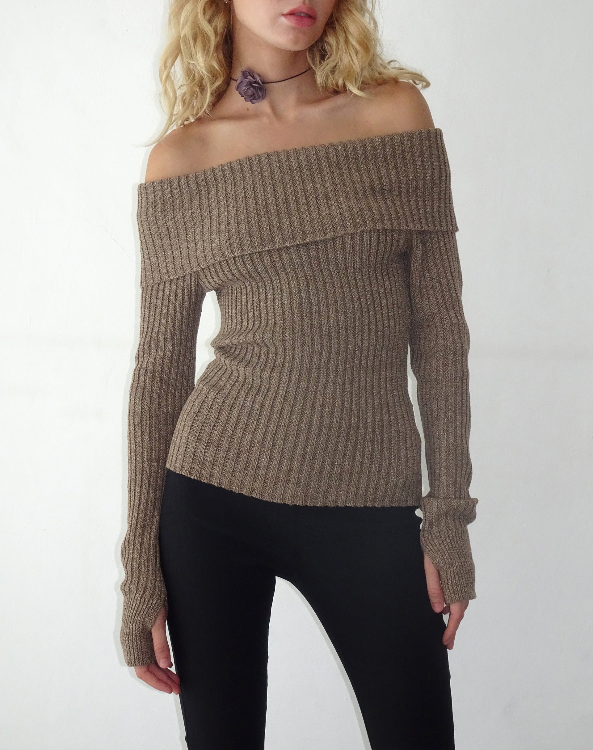 Afbeelding van Circe Off-Shoulder Gebreide Top met Lange Mouwen in Garen Bruin