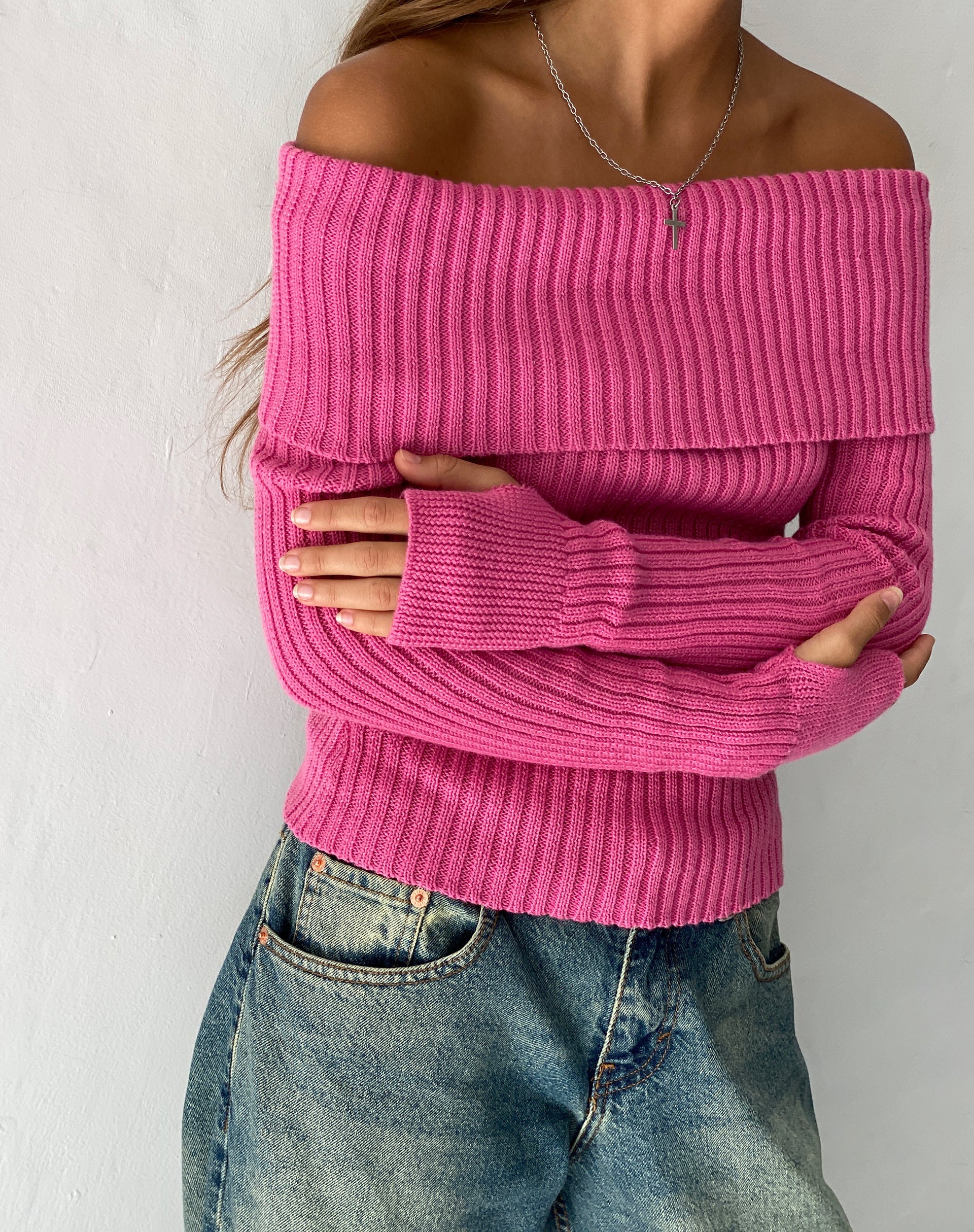 Afbeelding van Circe Off-Shoulder Knit Top met lange mouwen in Hot Pink