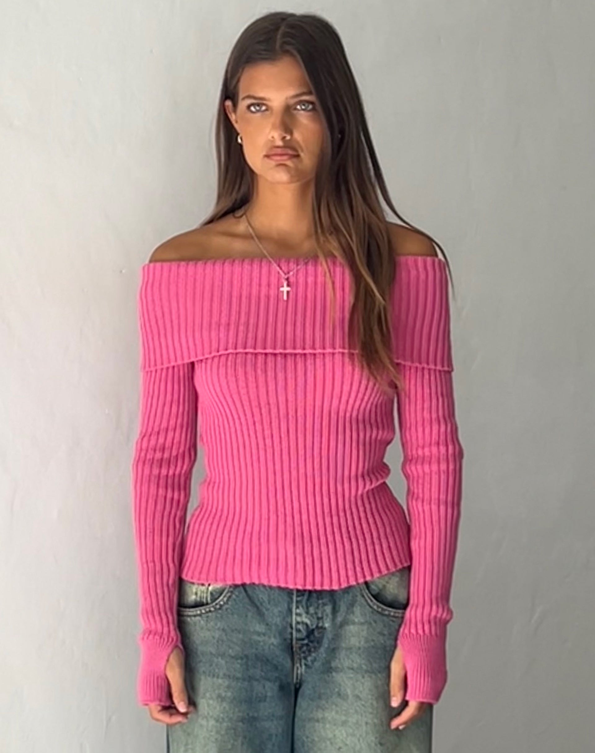 Afbeelding van Circe Off-Shoulder Knit Top met lange mouwen in Hot Pink