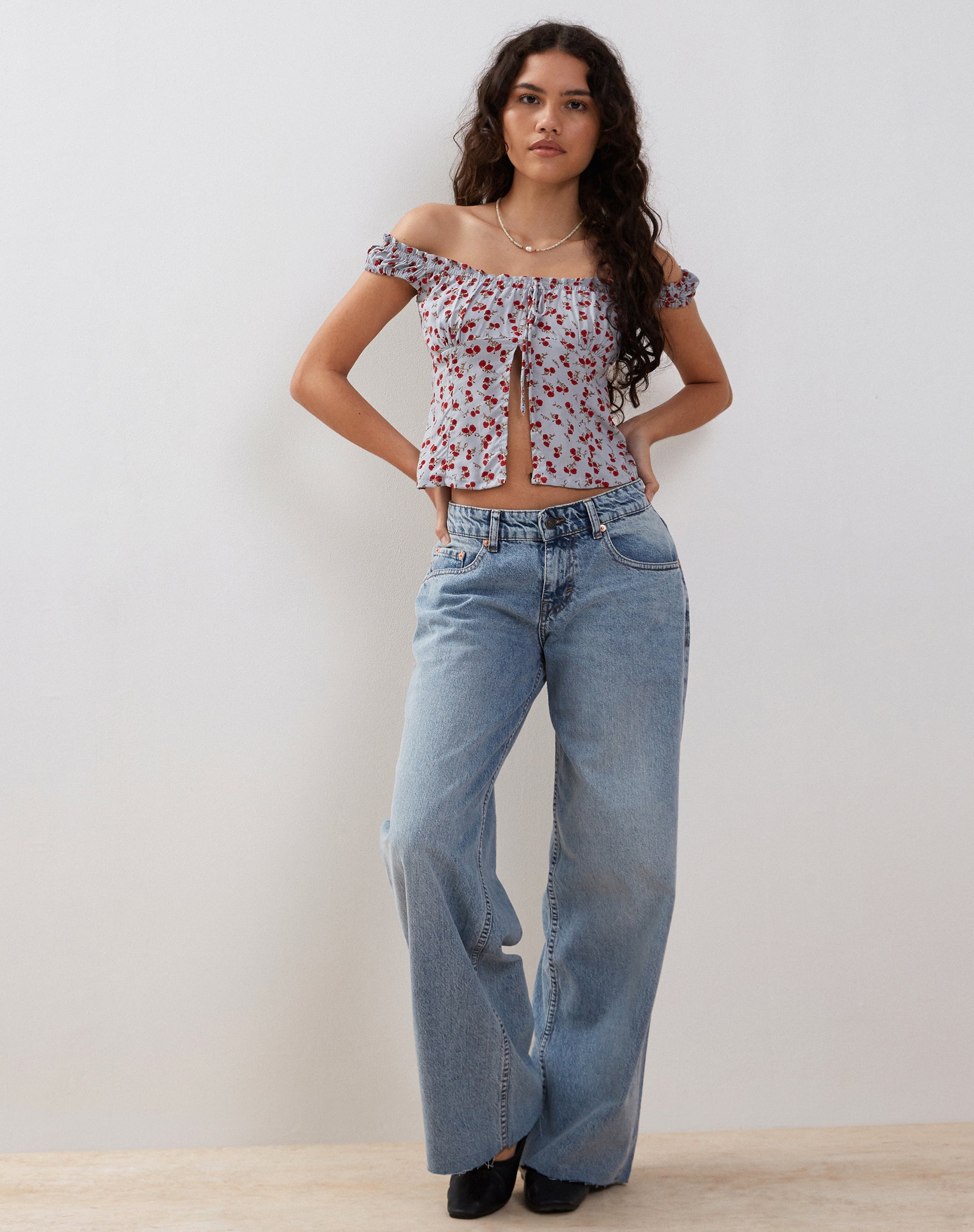 Afbeelding van Citra Bardot Frill Top in Blauw Bloemig Ditsy