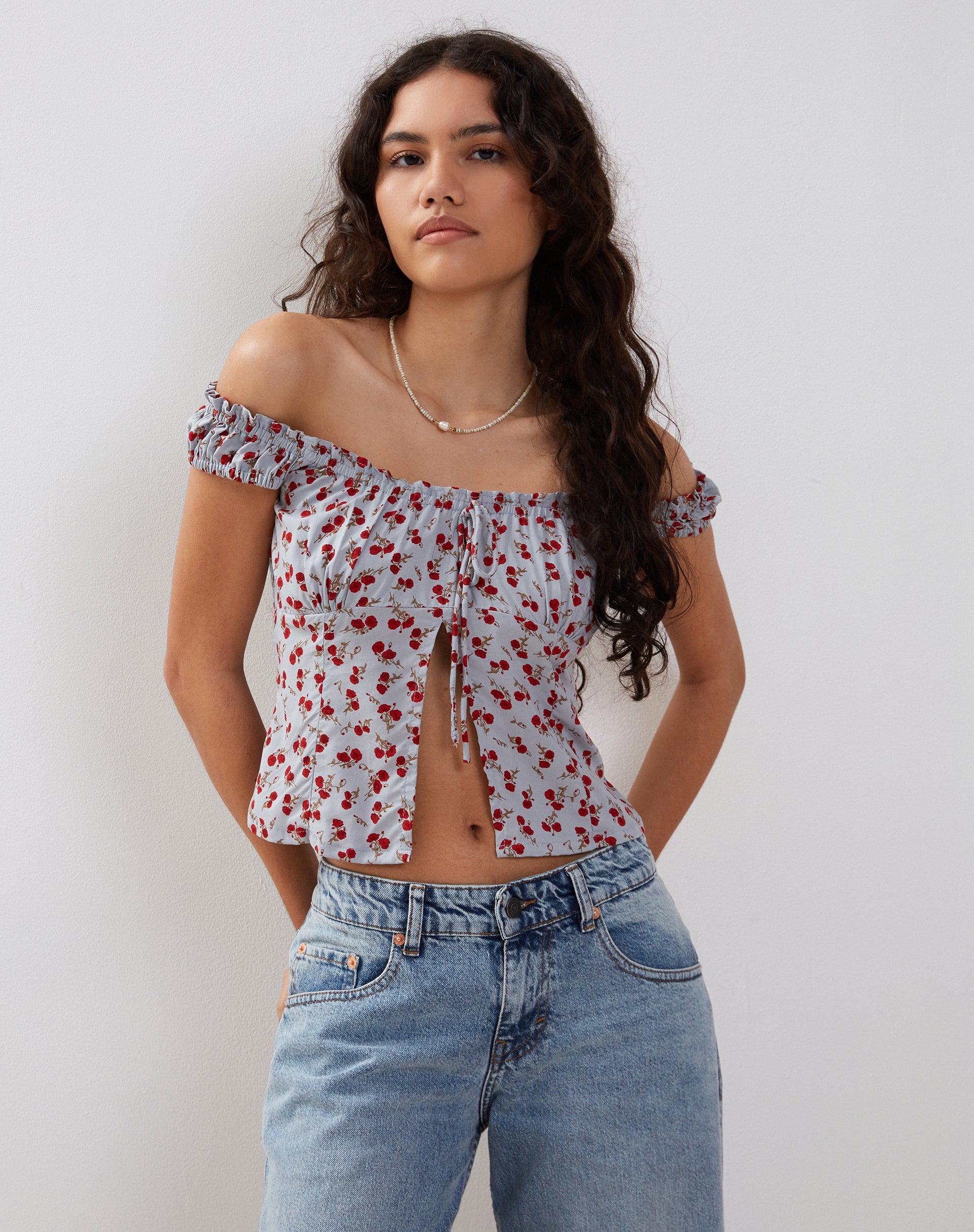 Afbeelding van Citra Bardot Frill Top in Blauw Bloemig Ditsy