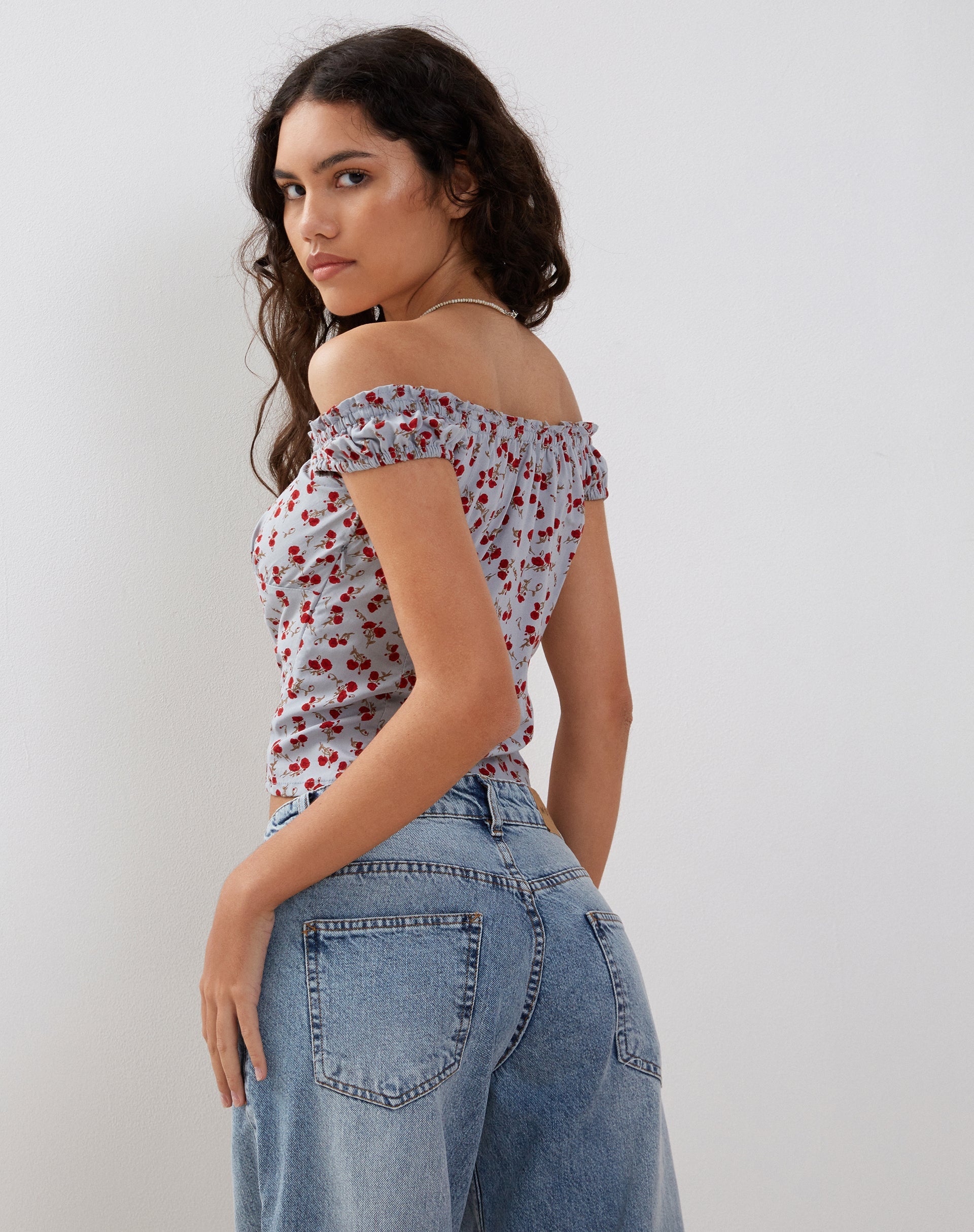 Afbeelding van Citra Bardot Frill Top in Blauw Bloemig Ditsy