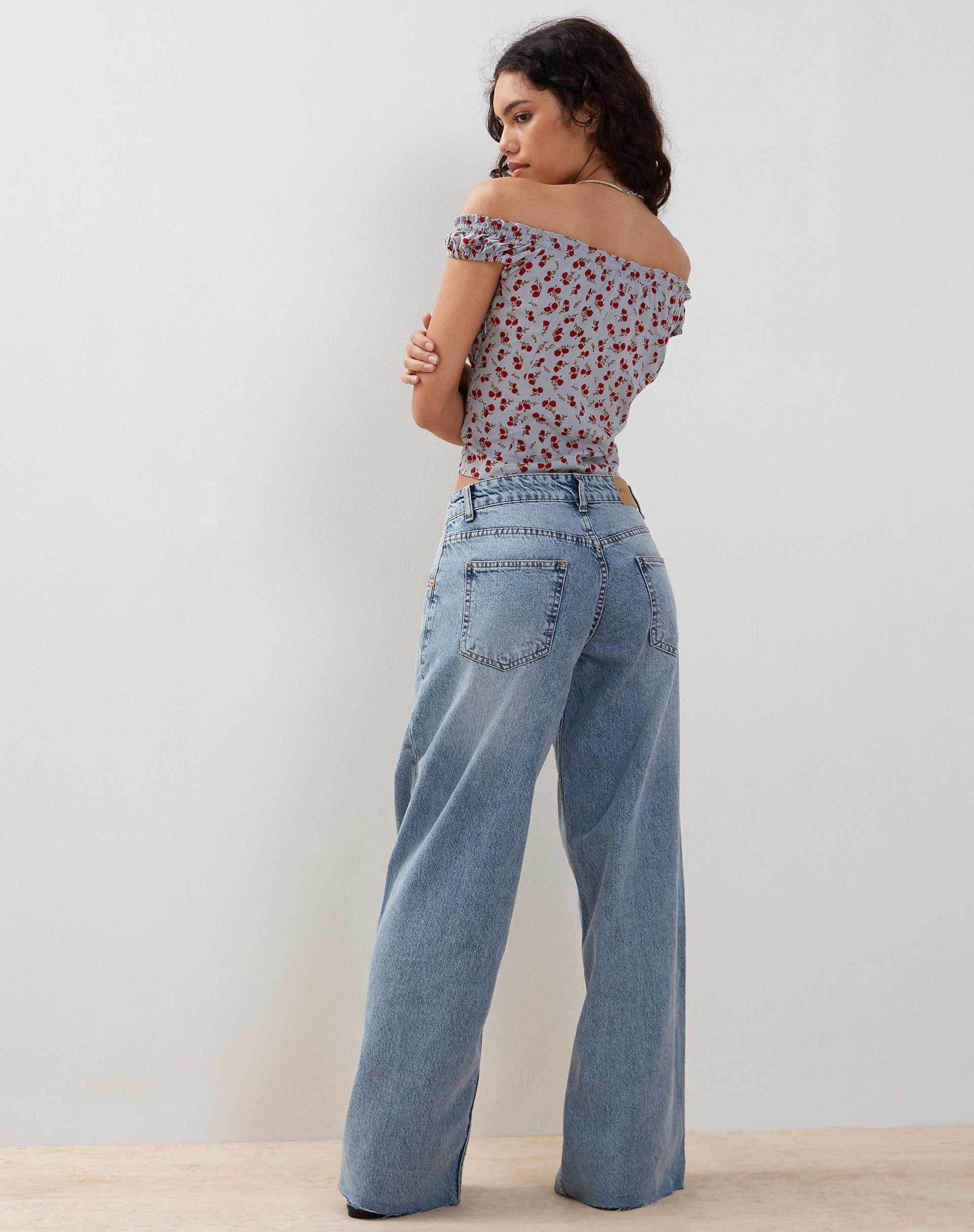 Afbeelding van Citra Bardot Frill Top in Blauw Bloemig Ditsy