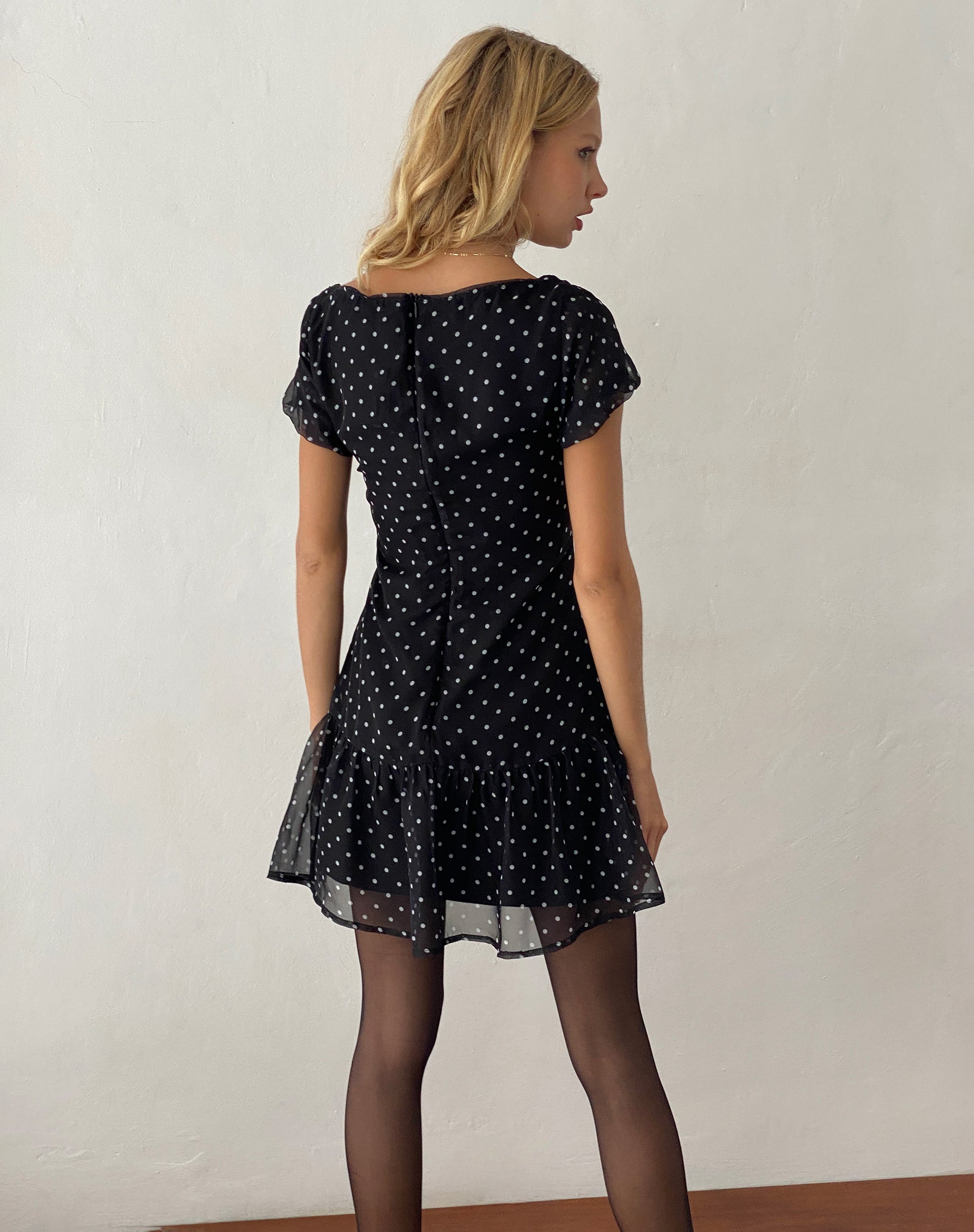 Afbeelding van Clara Mini Dress in Polka Zwart Chiffon