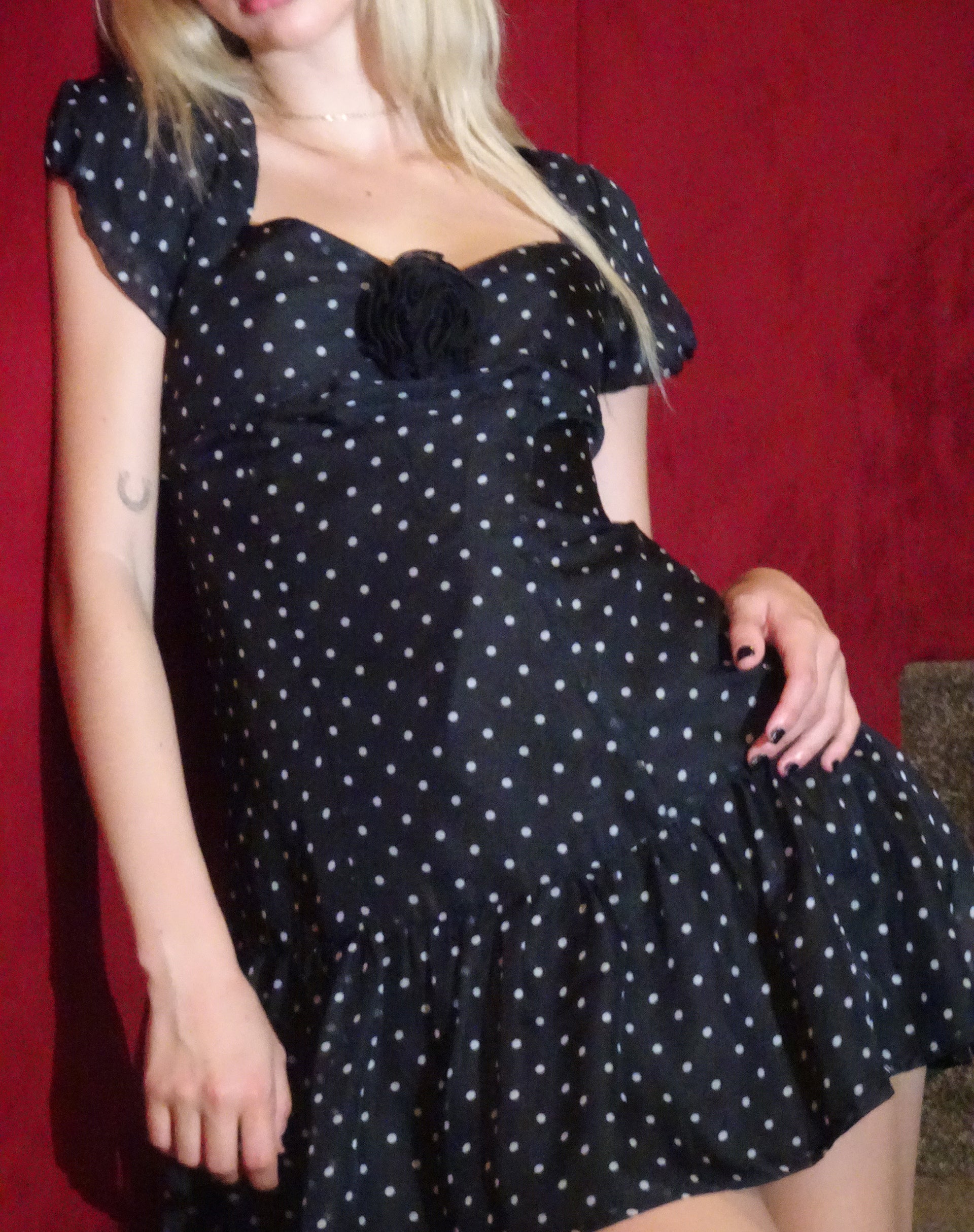 Afbeelding van Clara Mini Dress in Polka Zwart Chiffon