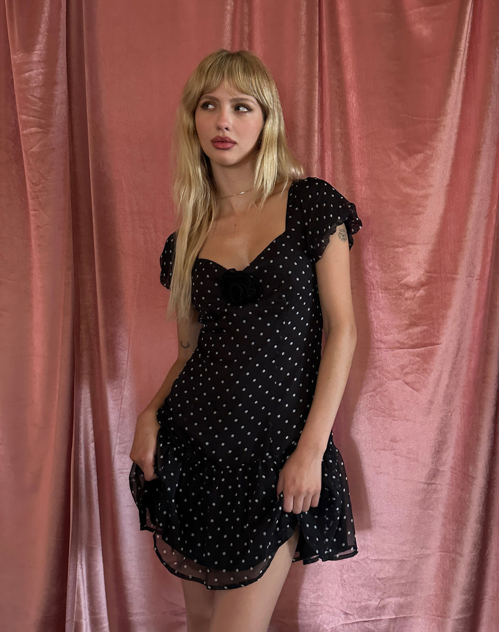Clara Mini Jurk in Polka Zwart Chiffon