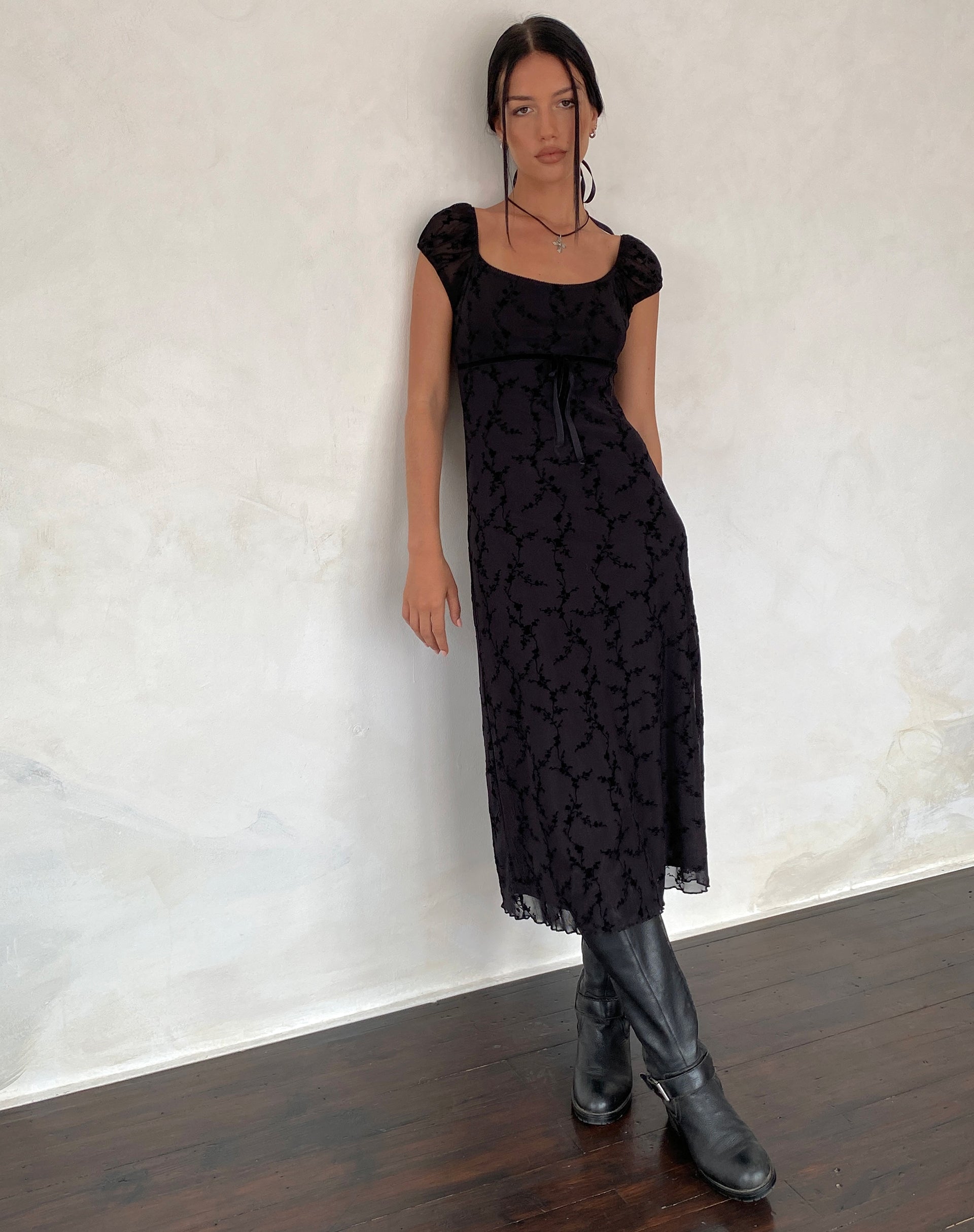 Afbeelding van Clarisse Midi Dress in Mesh Vine Flower Zwart