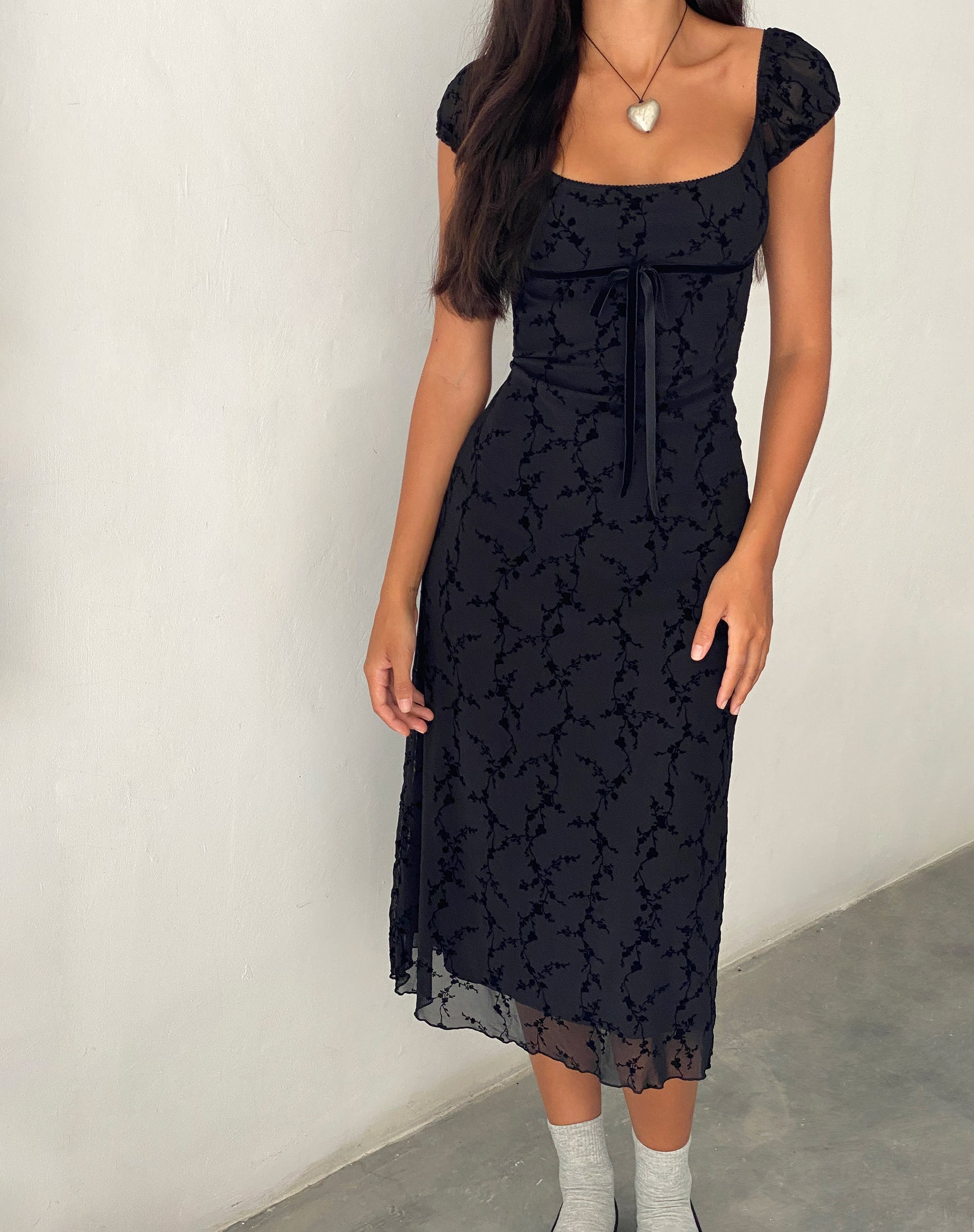 Afbeelding van Clarisse Midi Dress in Mesh Vine Flower Zwart