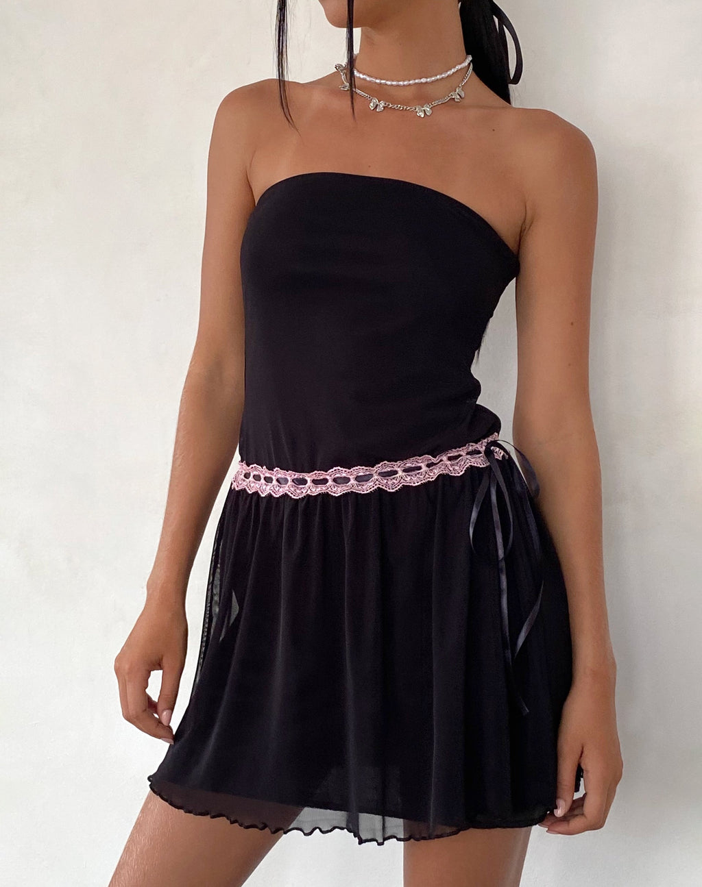 Cleodora Bandeau Mesh Mini Dress in Zwart met Roze Tailleband