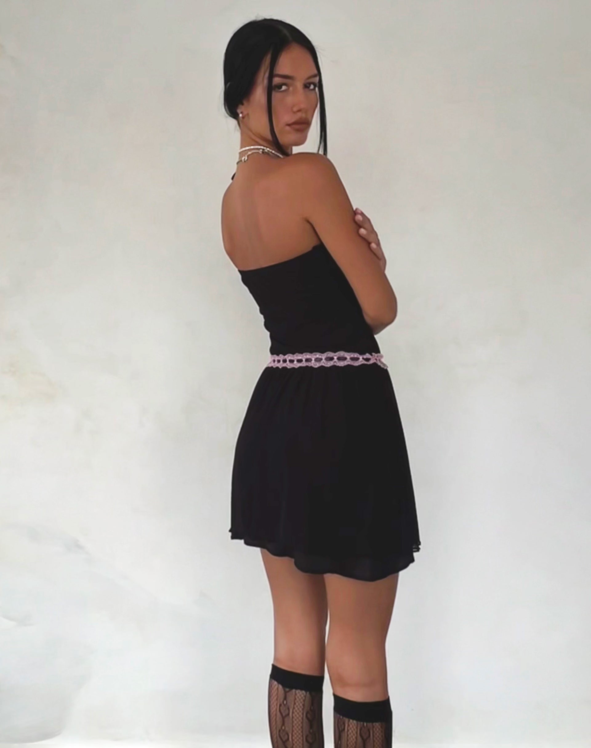 Afbeelding van Cleodora Bandeau Mesh Mini Dress in Zwart met Roze Tailleband