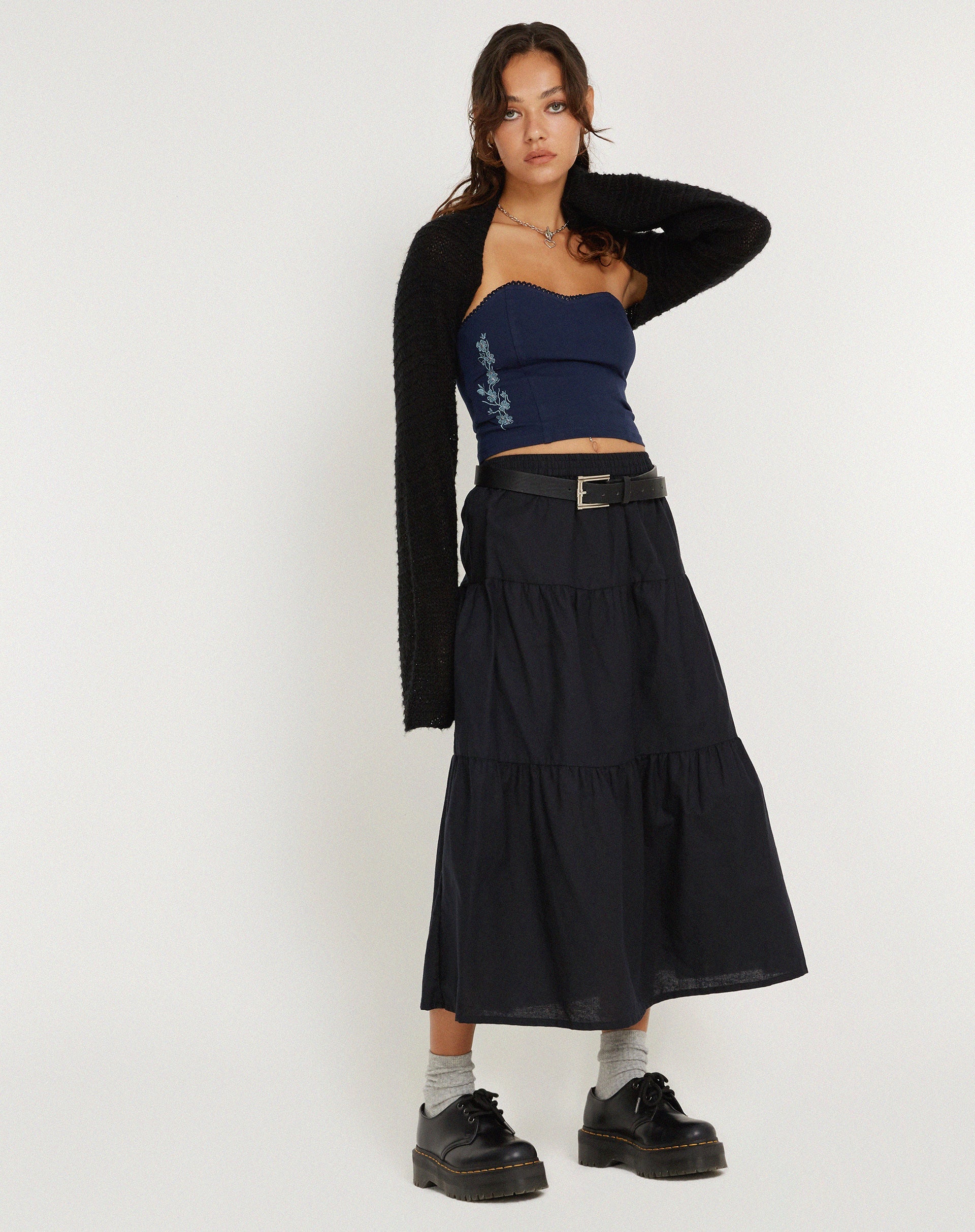 Afbeelding van Clyde Geborduurde Bandeu Top in Navy Bloem Vlinder Emb