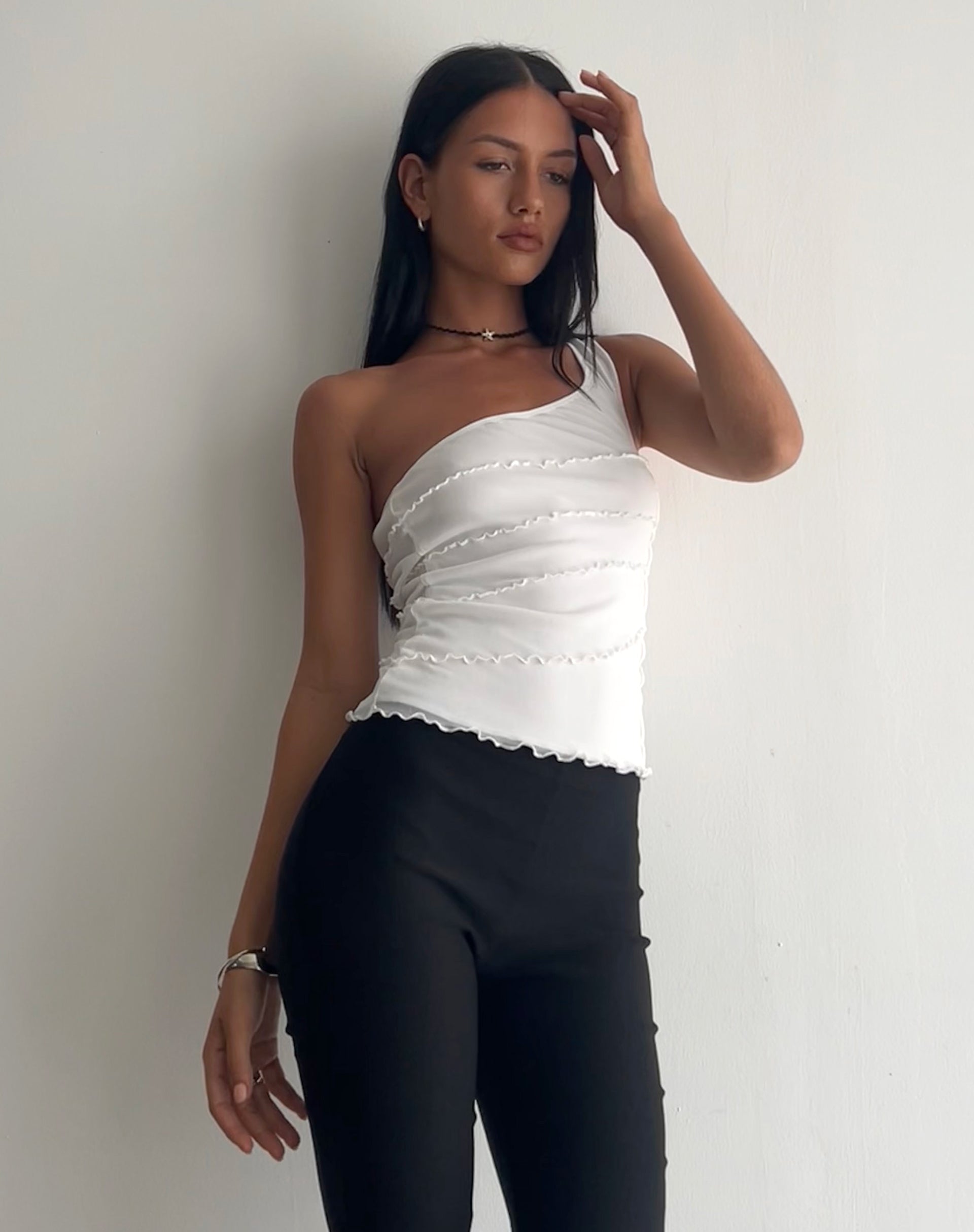 Afbeelding van Cochise Naaddetail One Shoulder Mesh Top in Ivoor