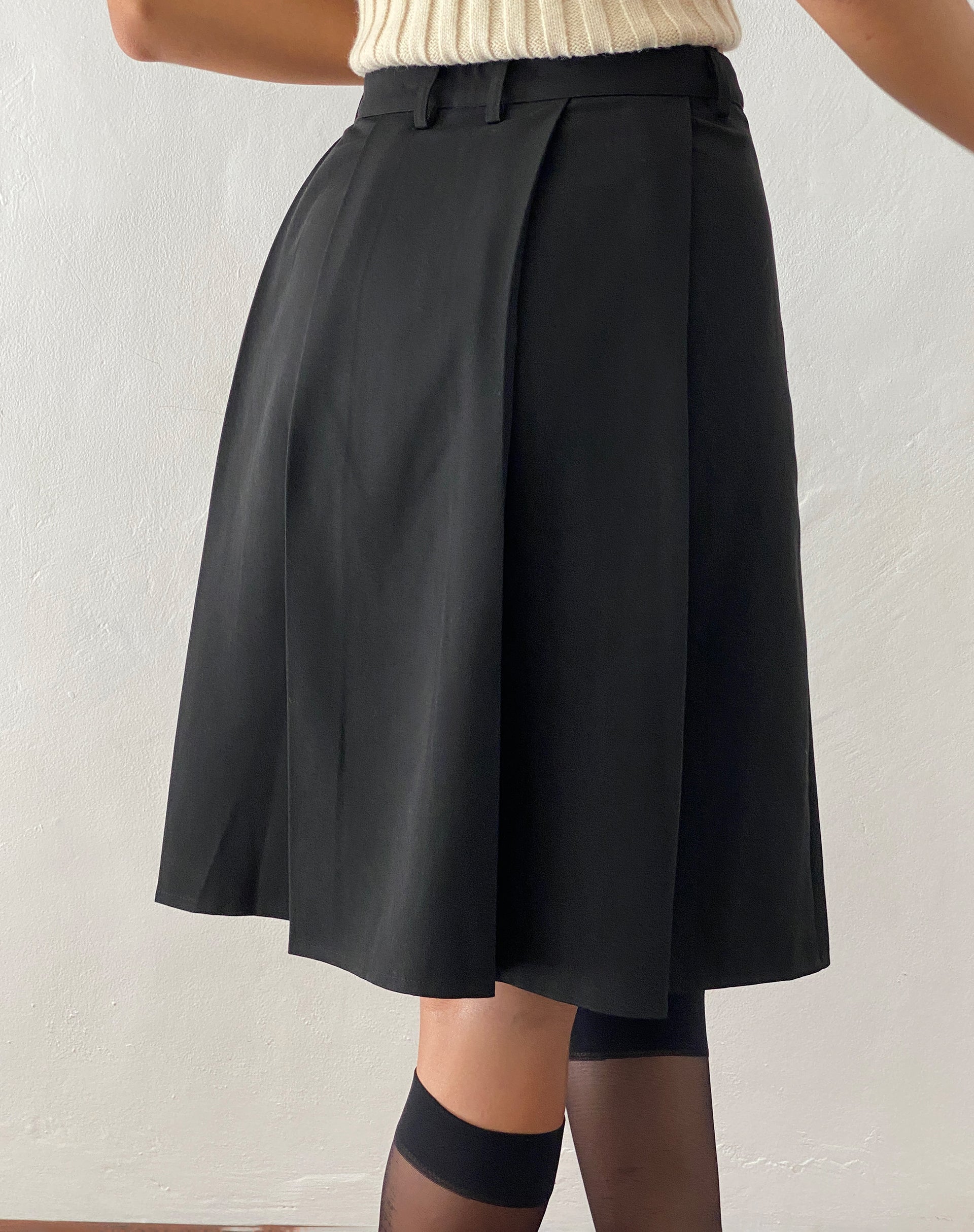 Afbeelding van Colette Geplooide Knielange Rok in Zwart Tailoring