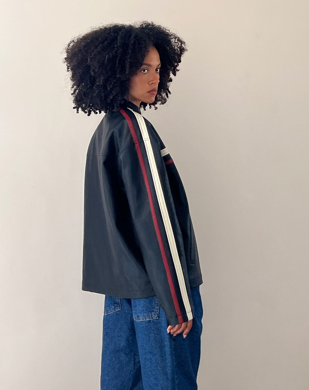 Colton Jacket in PU zwart met ivoor en rode streep