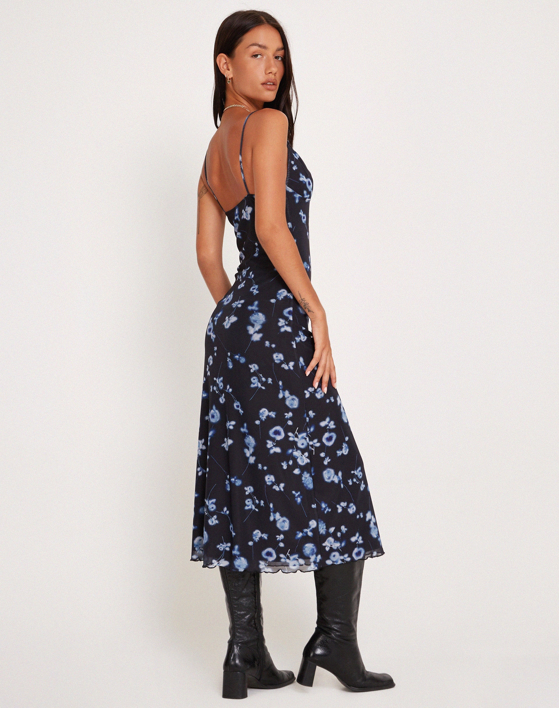 Afbeelding van Coya Maxi Dress in Mesh Navy Diffused Floral