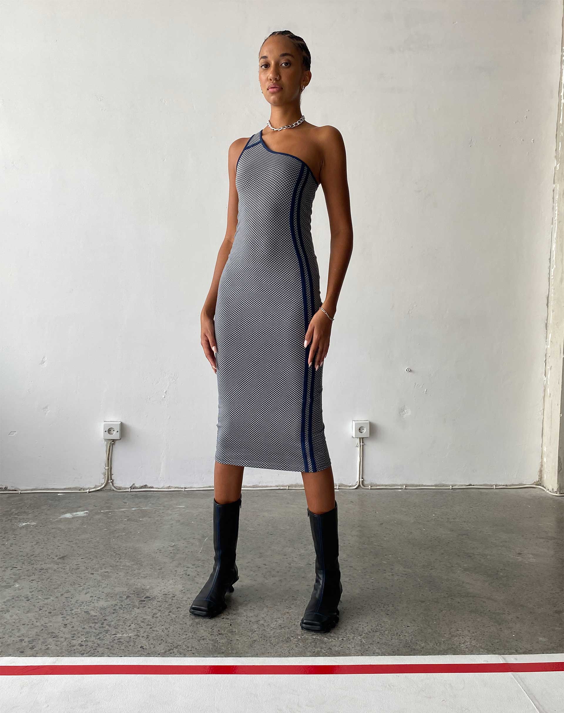 Afbeelding van Cresida One Shoulder Midi Dress in Grey Navy Sporty Micro Spot