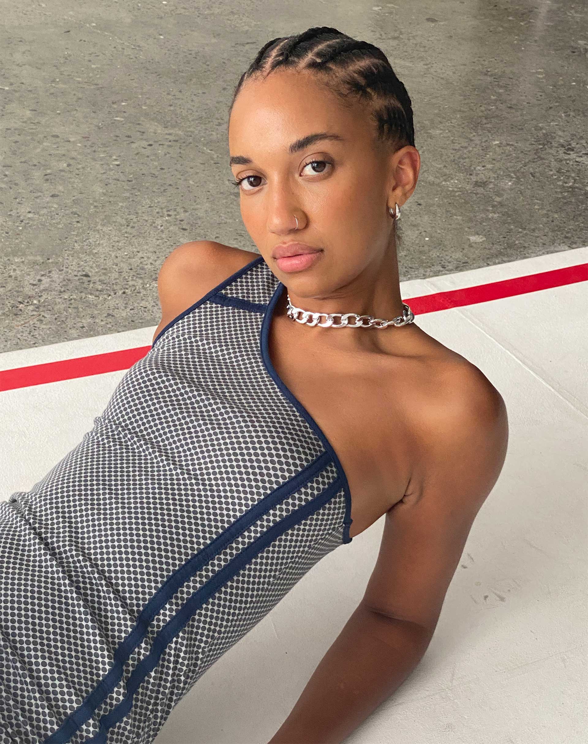 Afbeelding van Cresida One Shoulder Midi Dress in Grey Navy Sporty Micro Spot