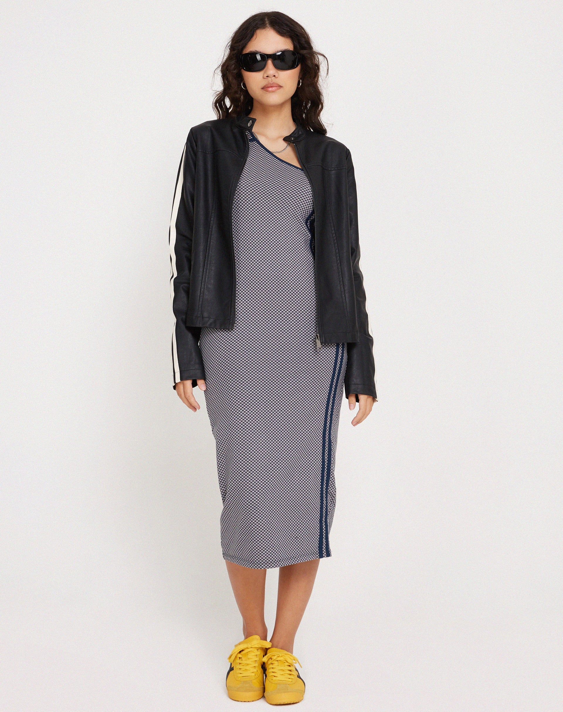 Afbeelding van Cresida One Shoulder Midi Dress in Grey Navy Sporty Micro Spot