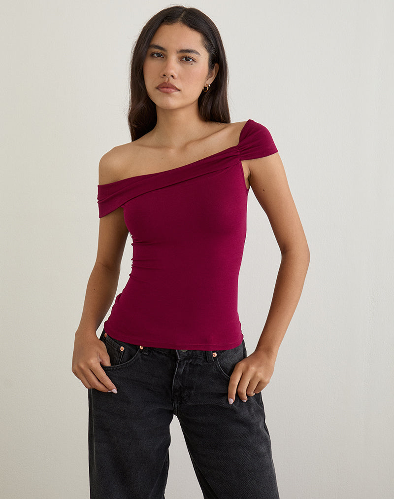 Cuthbe Off the Shoulder Twist Top in Bourgondië