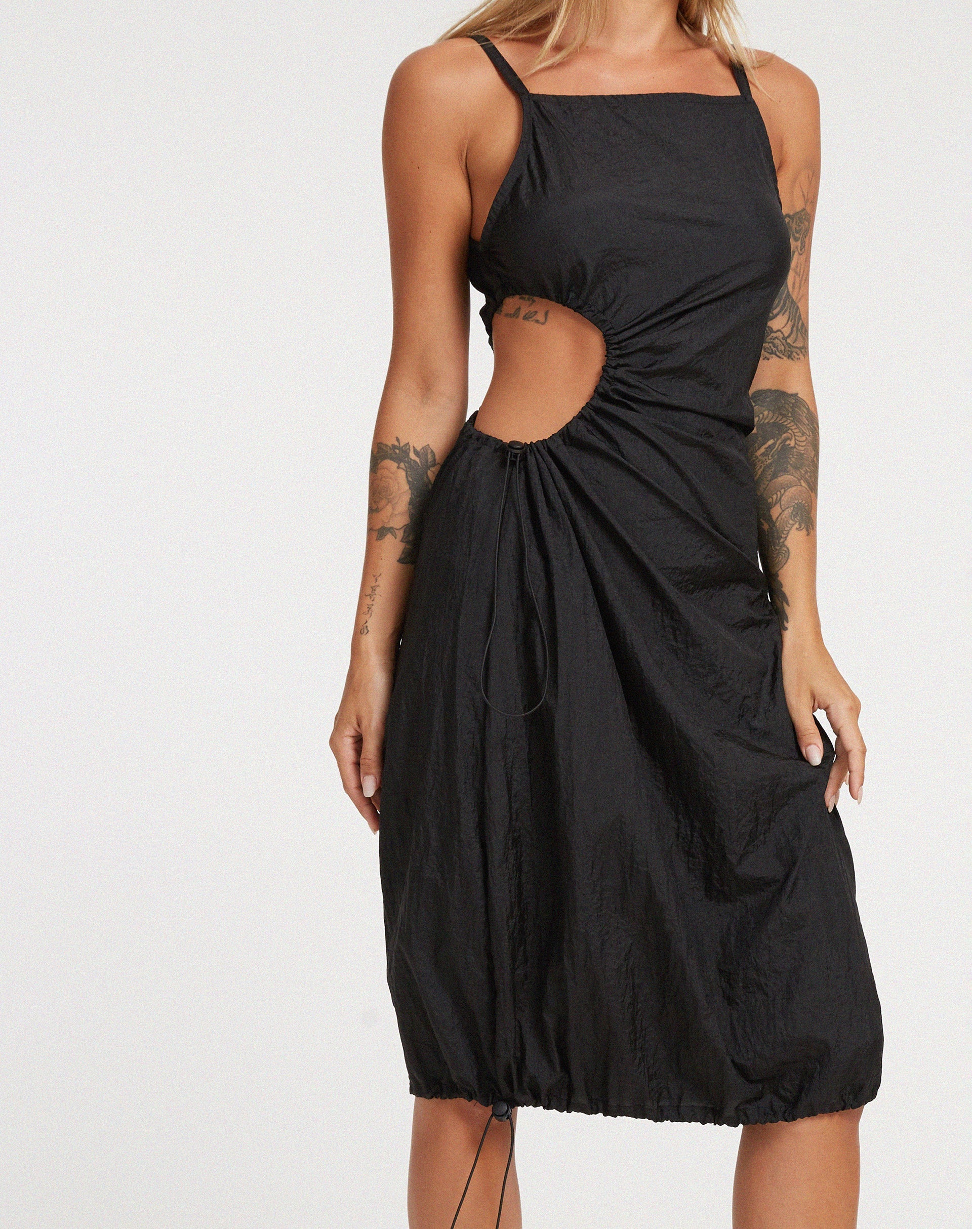 Afbeelding van Daichi Midi Dress in Parachute Zwart
