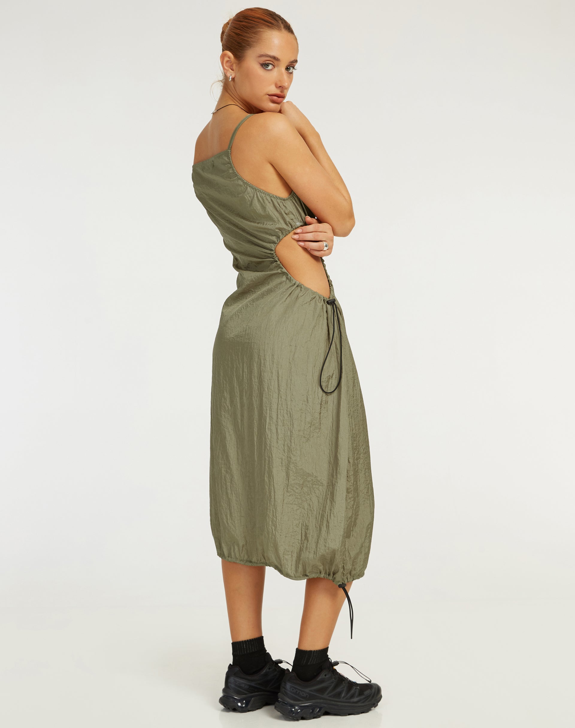 Afbeelding van Daichi Cut Out Midi Dress in Zilvergroen