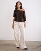 Afbeelding van Daman Off Shoulder Basic Top in Chocoladebruin