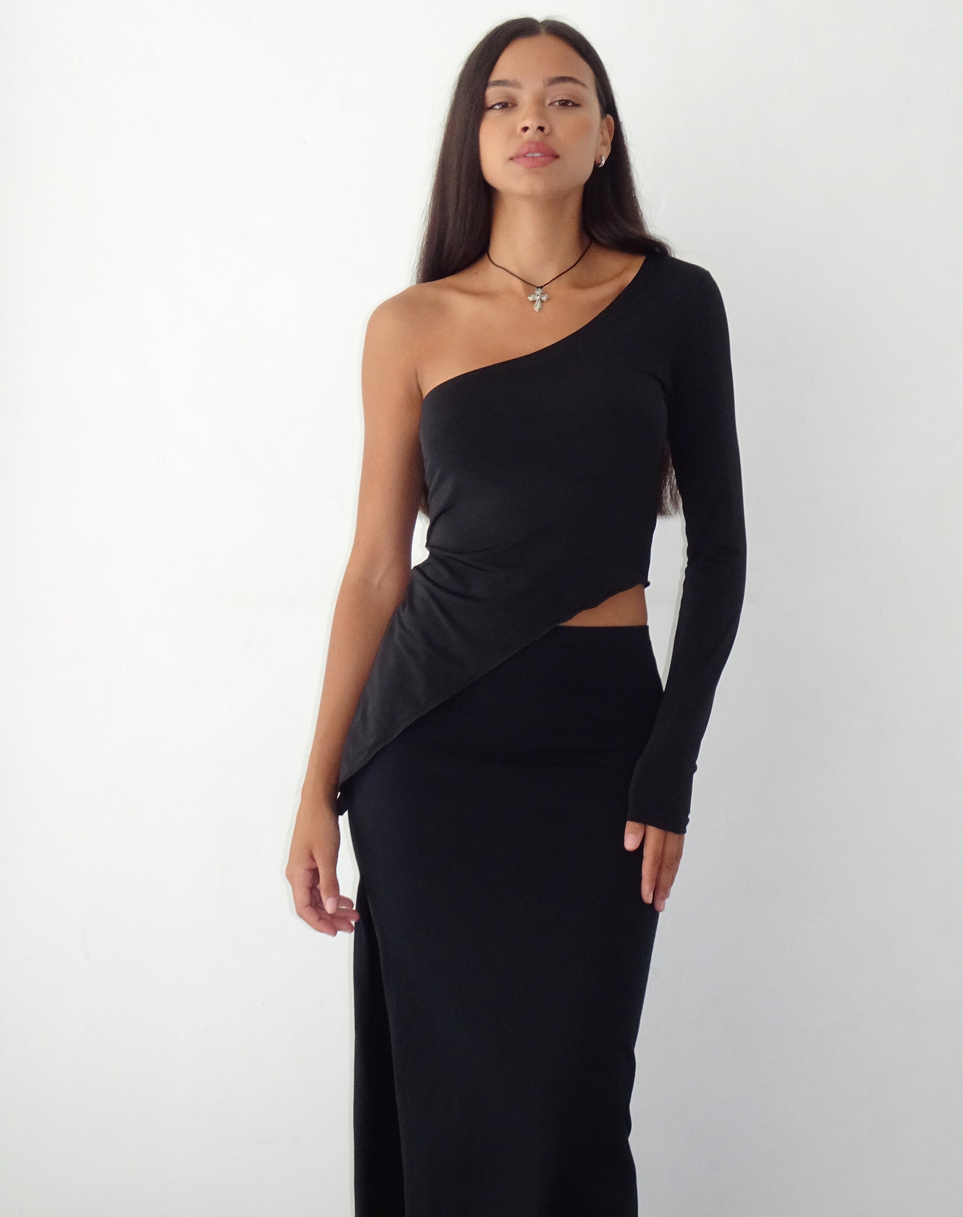 Afbeelding van Dania One Shoulder Top in Slinky Black