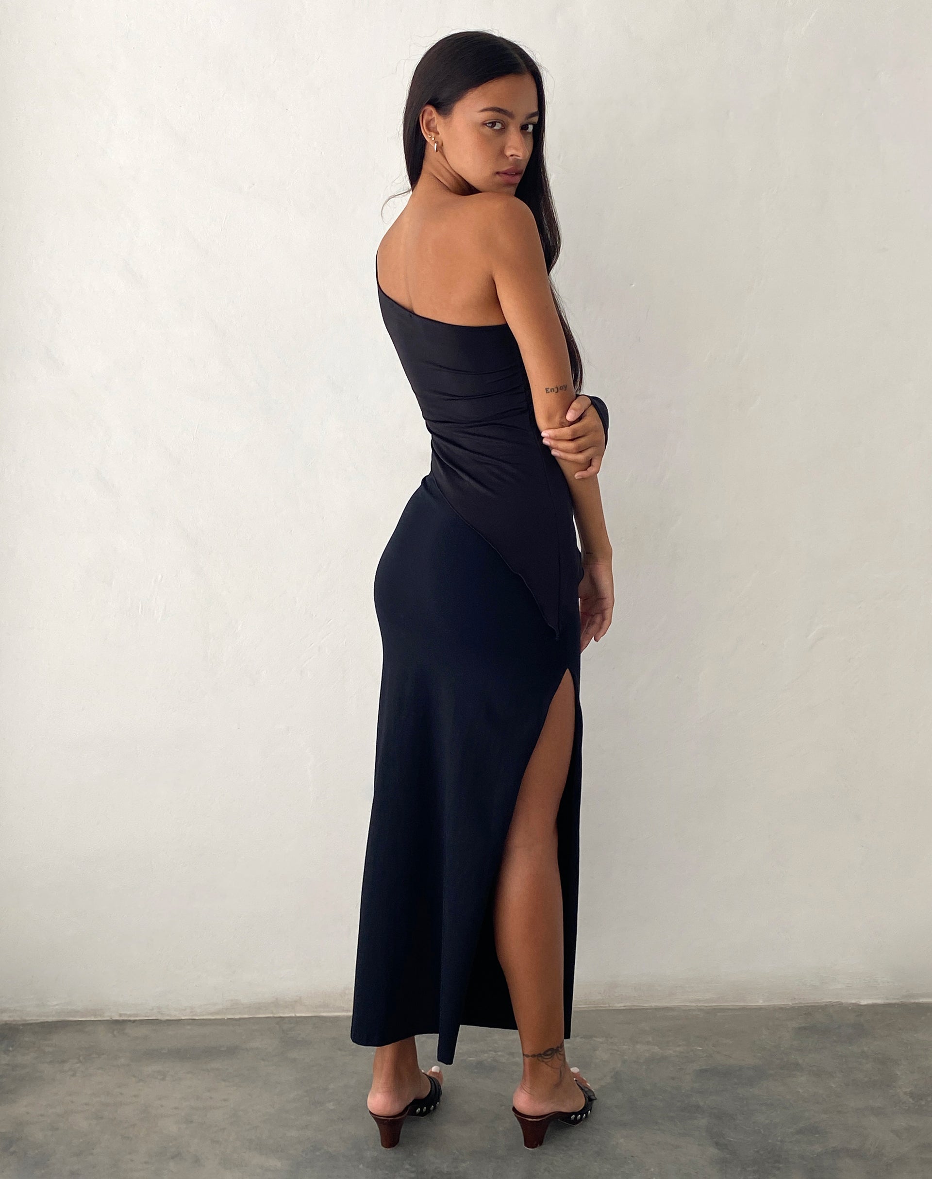 Afbeelding van Dania One Shoulder Top in Slinky Black