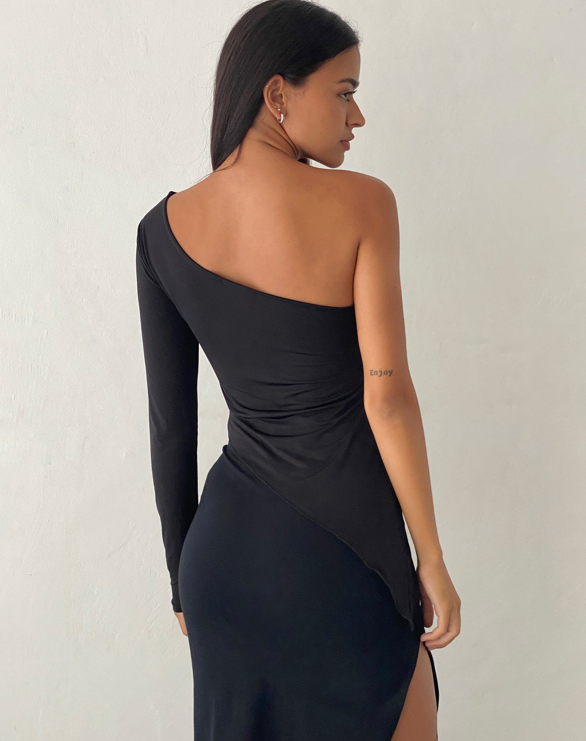Afbeelding van Dania One Shoulder Top in Slinky Black