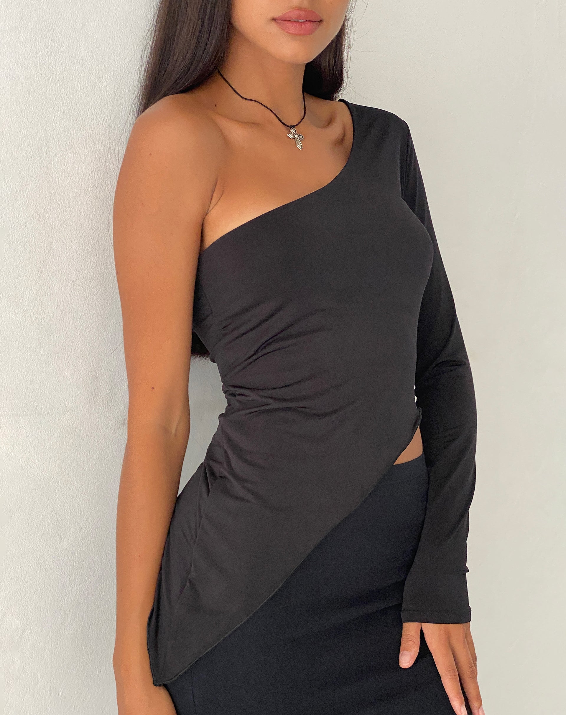 Afbeelding van Dania One Shoulder Top in Slinky Black
