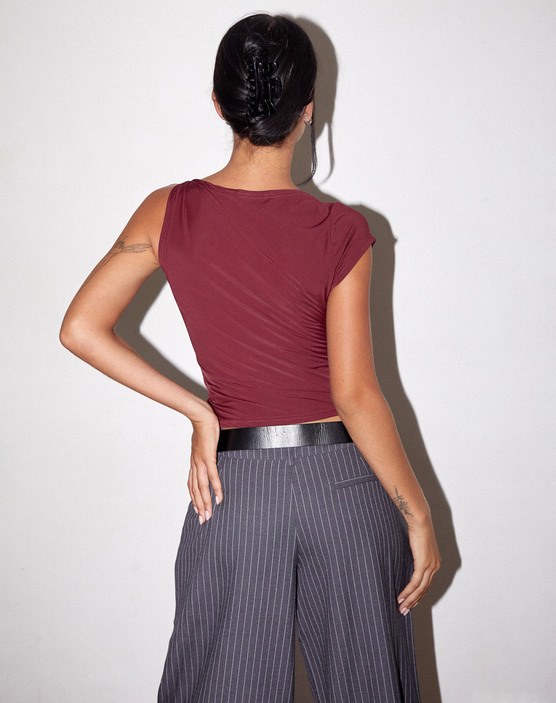 Afbeelding van Dannas Twist Shoulder Top in Bourgondië