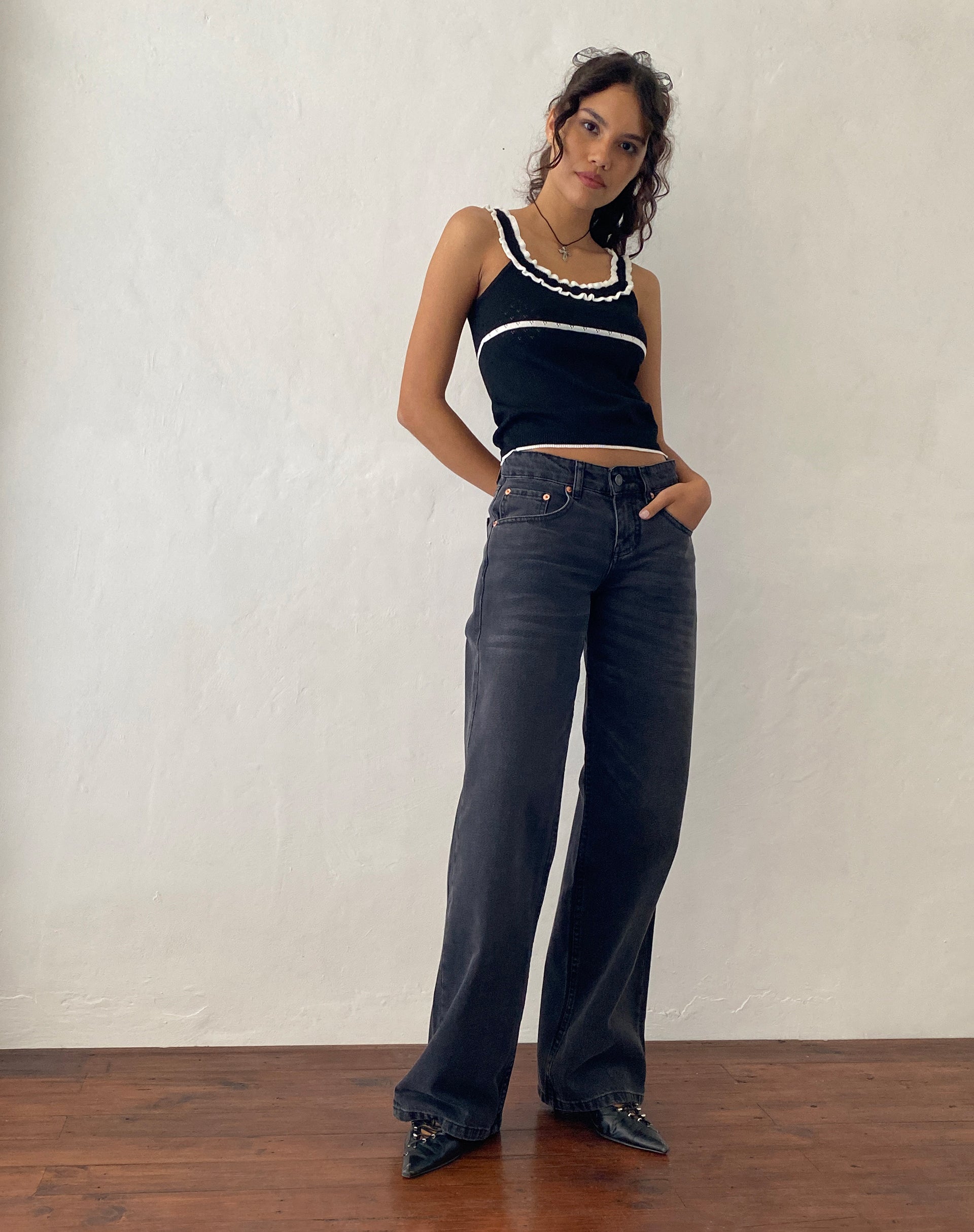 Afbeelding van Darcie Pointelle Top in zwart met witte tip