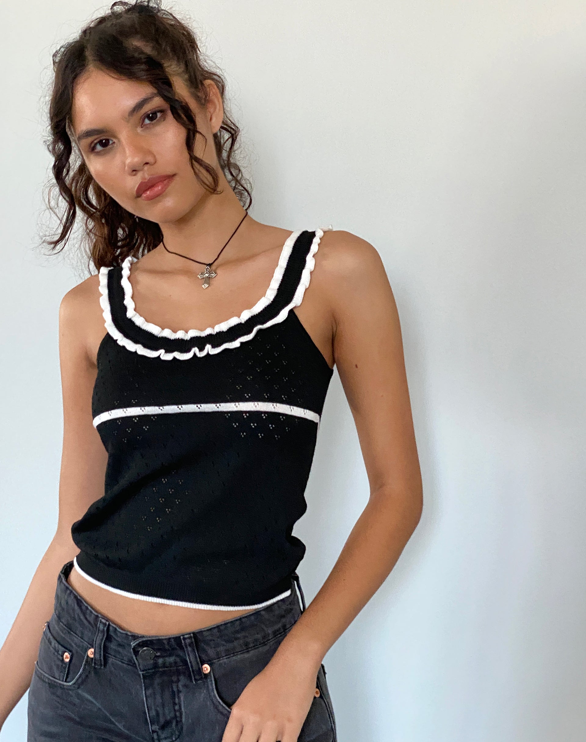 Afbeelding van Darcie Pointelle Top in zwart met witte tip