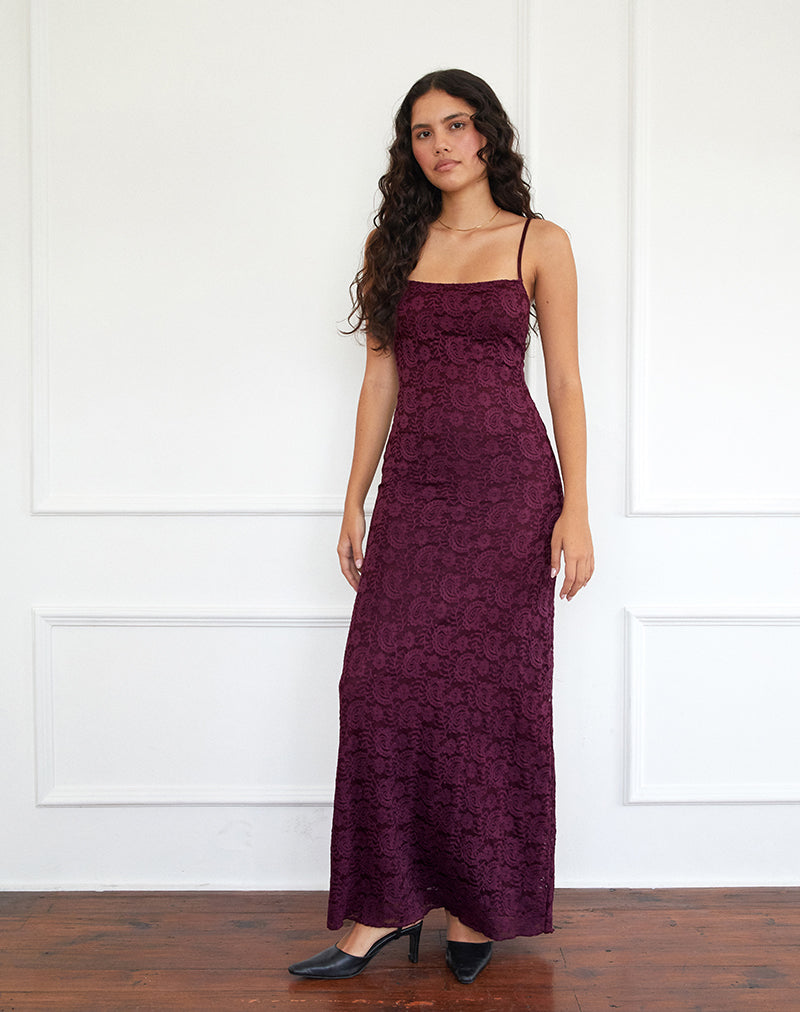 Afbeelding van Darsih Cami Maxi Dress in Paisley Kant Bourgondië