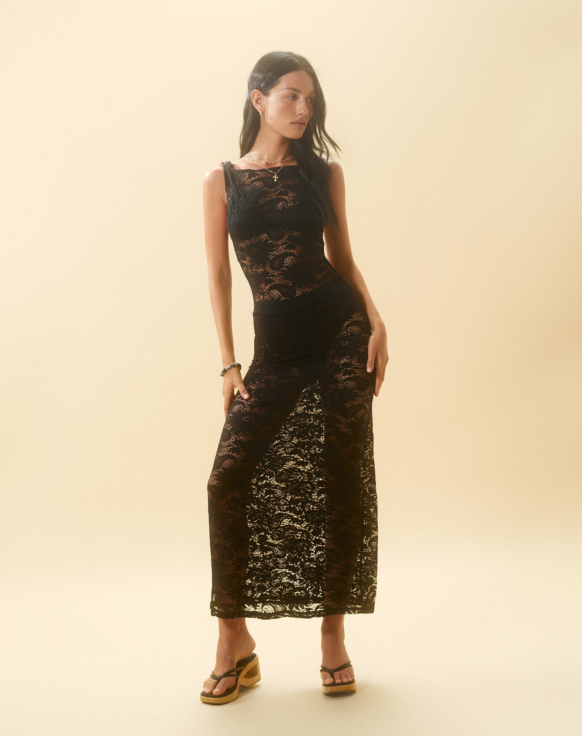 Afbeelding pf Daudy Tie Back Lace Maxi Dress in Jet Black Lace