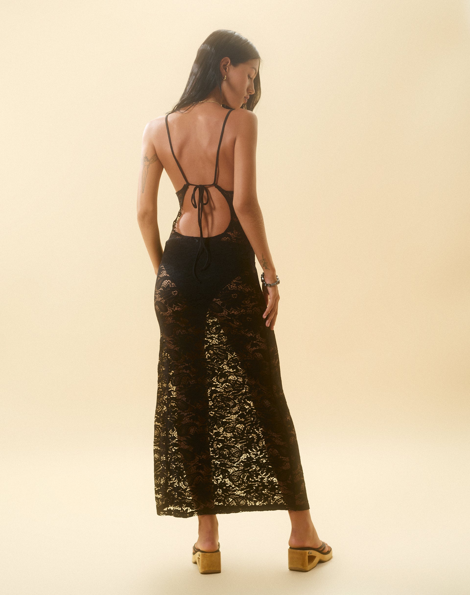 Afbeelding pf Daudy Tie Back Lace Maxi Dress in Jet Black Lace