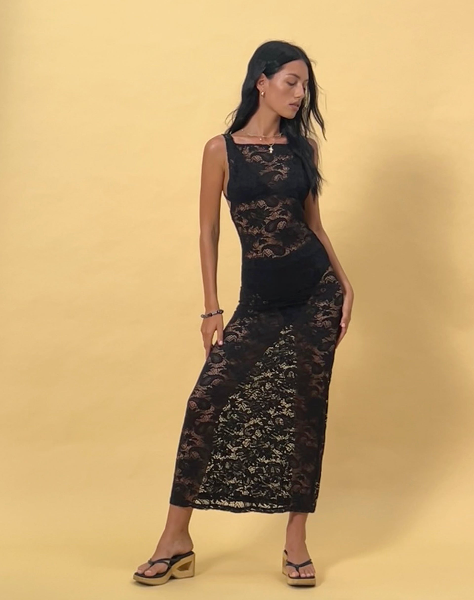 Afbeelding pf Daudy Tie Back Lace Maxi Dress in Jet Black Lace