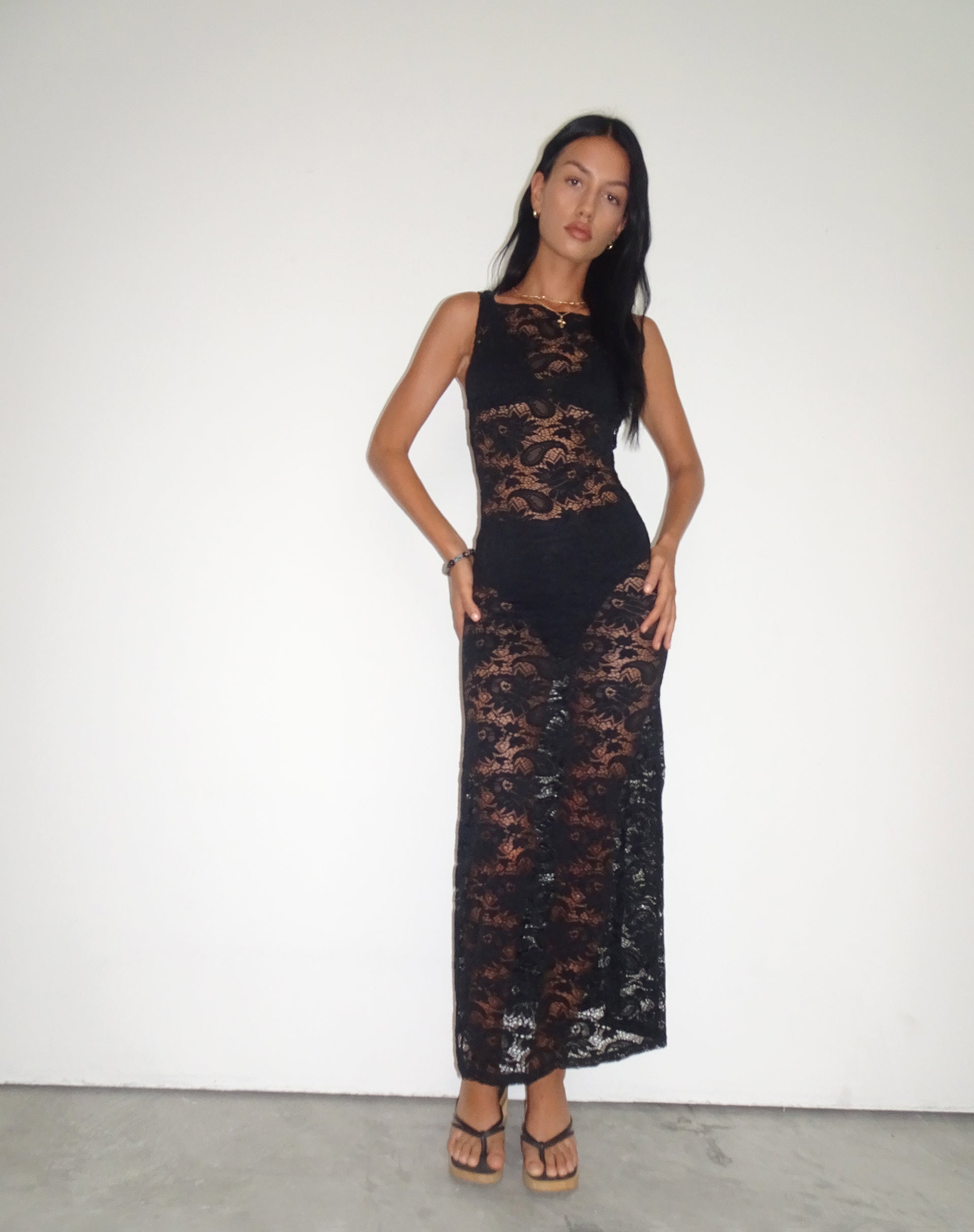 Afbeelding pf Daudy Tie Back Lace Maxi Dress in Jet Black Lace